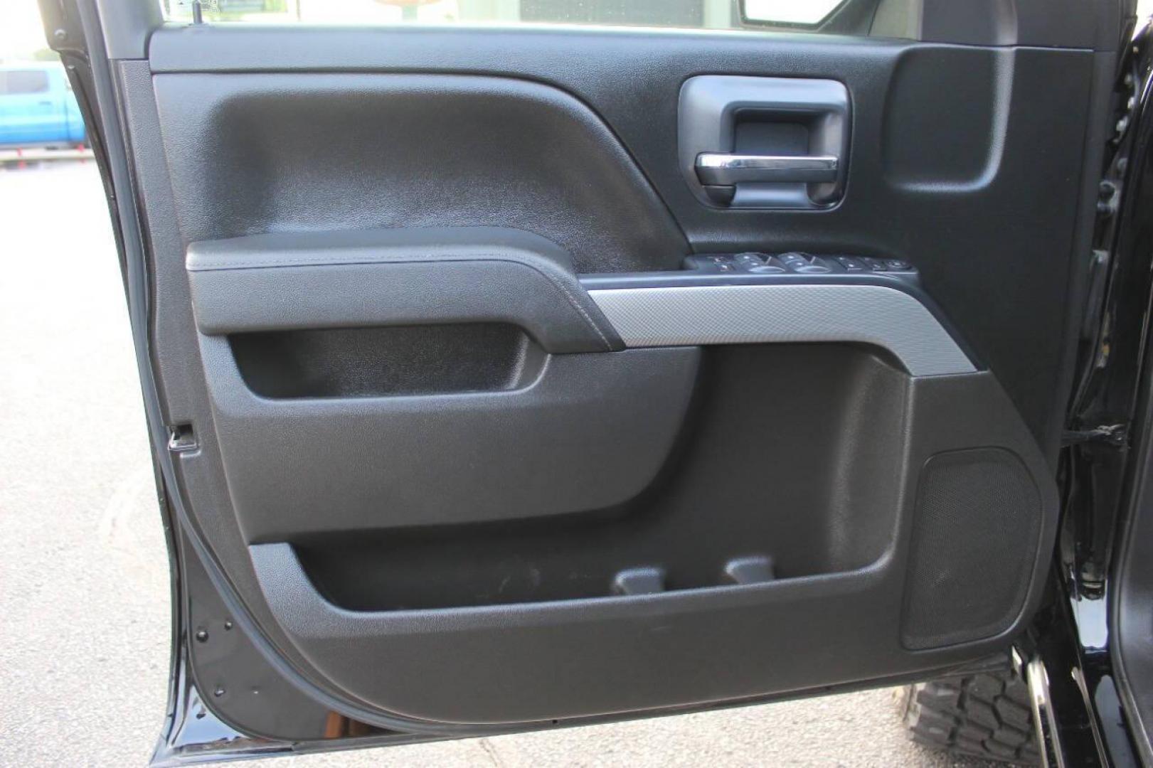 2018 Black Chevrolet Silverado 1500 LT Crew Cab Long Box 4WD (3GCUKREC7JG) with an 5.3L V8 OHV 16V engine, 6A transmission, located at 4301 NW 39th , Oklahoma City, OK, 73112, (405) 949-5600, 35.512135, -97.598671 - NO DRIVERS LICENCE -NO FULL COVERAGE INSURANCE - NO CREDIT CHECK. COME ON OVER TO SUPERSPORTS, TAKE A LOOK AND TEST DRIVE. PLEASE GIVE US A CALL AT (405) 949-5600. NO LICENCIA DE CONDUCIR - NO SEGURO DE COBERTURA TOTAL - NO VERIFICACION DE CREDITO. VISITENOS EN SUPERSPORTS, MIRE NUESTRO - Photo#16