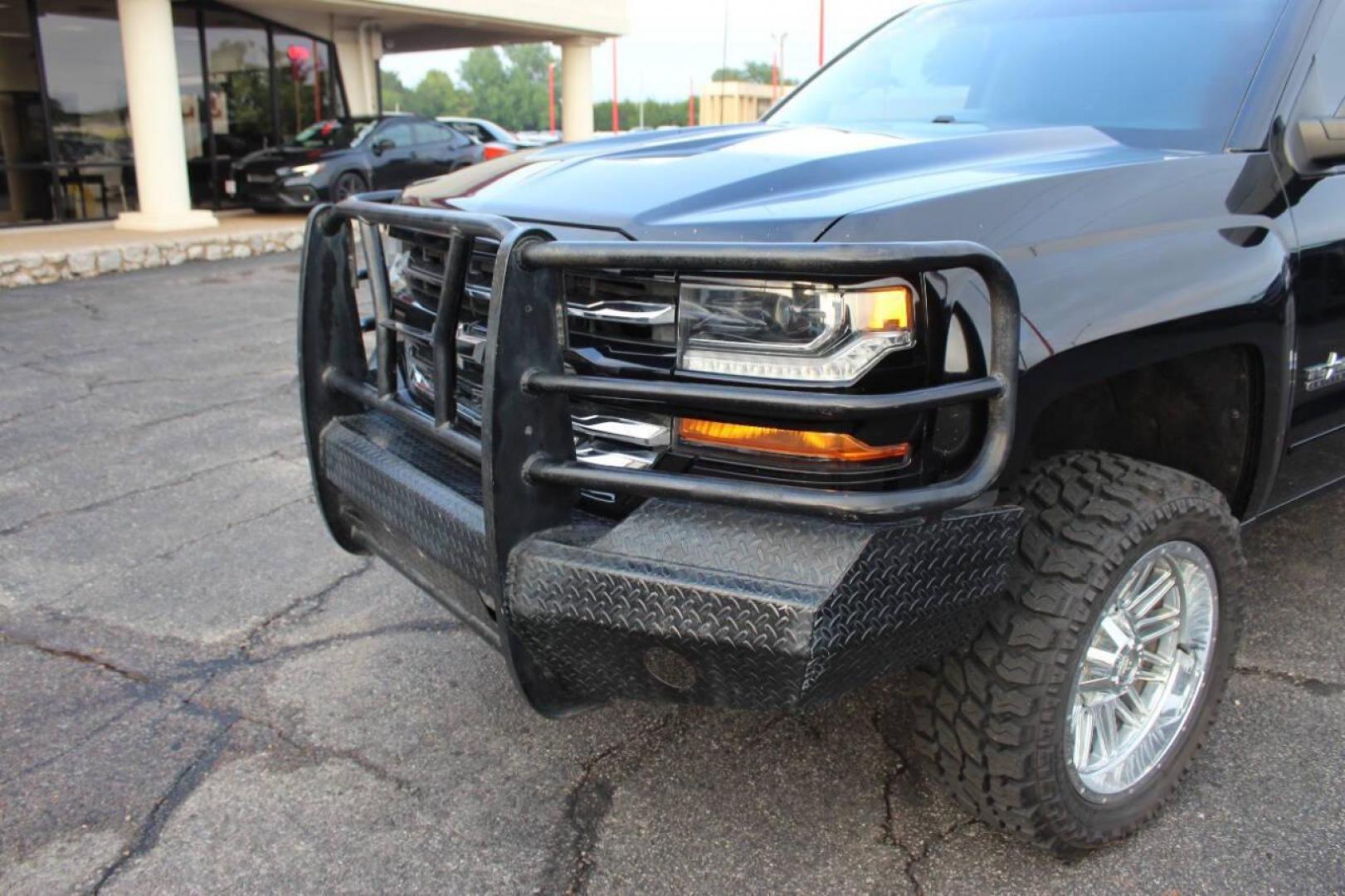 2018 Black Chevrolet Silverado 1500 LT Crew Cab Long Box 4WD (3GCUKREC7JG) with an 5.3L V8 OHV 16V engine, 6A transmission, located at 4301 NW 39th , Oklahoma City, OK, 73112, (405) 949-5600, 35.512135, -97.598671 - NO DRIVERS LICENCE -NO FULL COVERAGE INSURANCE - NO CREDIT CHECK. COME ON OVER TO SUPERSPORTS, TAKE A LOOK AND TEST DRIVE. PLEASE GIVE US A CALL AT (405) 949-5600. NO LICENCIA DE CONDUCIR - NO SEGURO DE COBERTURA TOTAL - NO VERIFICACION DE CREDITO. VISITENOS EN SUPERSPORTS, MIRE NUESTRO - Photo#19