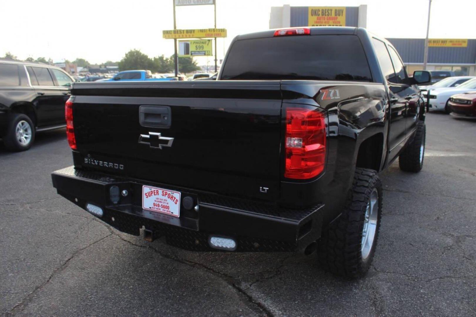 2018 Black Chevrolet Silverado 1500 LT Crew Cab Long Box 4WD (3GCUKREC7JG) with an 5.3L V8 OHV 16V engine, 6A transmission, located at 4301 NW 39th , Oklahoma City, OK, 73112, (405) 949-5600, 35.512135, -97.598671 - NO DRIVERS LICENCE -NO FULL COVERAGE INSURANCE - NO CREDIT CHECK. COME ON OVER TO SUPERSPORTS, TAKE A LOOK AND TEST DRIVE. PLEASE GIVE US A CALL AT (405) 949-5600. NO LICENCIA DE CONDUCIR - NO SEGURO DE COBERTURA TOTAL - NO VERIFICACION DE CREDITO. VISITENOS EN SUPERSPORTS, MIRE NUESTRO - Photo#20