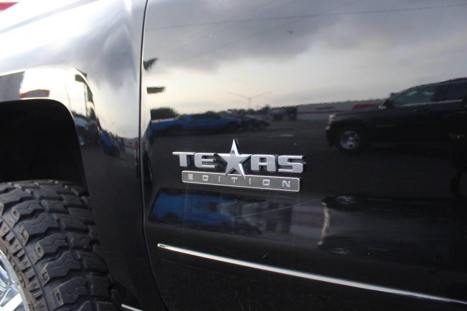 2018 Black Chevrolet Silverado 1500 LT Crew Cab Long Box 4WD (3GCUKREC7JG) with an 5.3L V8 OHV 16V engine, 6A transmission, located at 4301 NW 39th , Oklahoma City, OK, 73112, (405) 949-5600, 35.512135, -97.598671 - NO DRIVERS LICENCE -NO FULL COVERAGE INSURANCE - NO CREDIT CHECK. COME ON OVER TO SUPERSPORTS, TAKE A LOOK AND TEST DRIVE. PLEASE GIVE US A CALL AT (405) 949-5600. NO LICENCIA DE CONDUCIR - NO SEGURO DE COBERTURA TOTAL - NO VERIFICACION DE CREDITO. VISITENOS EN SUPERSPORTS, MIRE NUESTRO - Photo#22