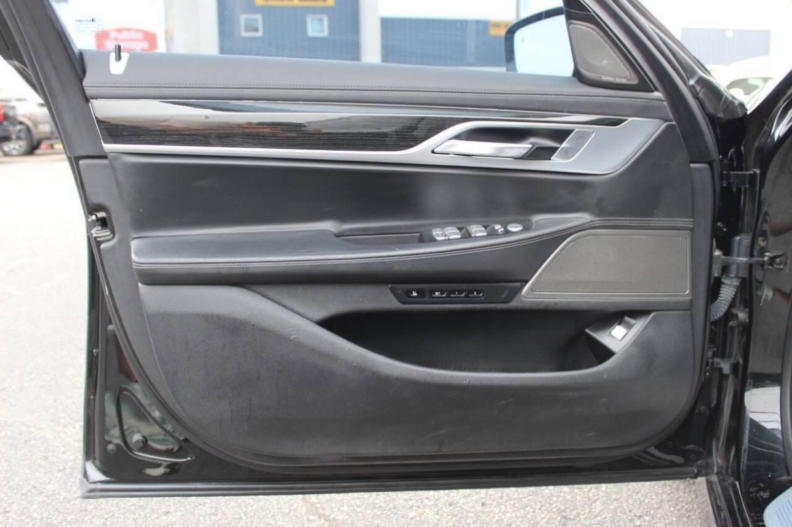 2019 Black BMW 7-Series 750i (WBA7F0C59KG) with an 4.8L V8 DOHC 32V engine, 8A transmission, located at 4301 NW 39th , Oklahoma City, OK, 73112, (405) 949-5600, 35.512135, -97.598671 - NO DRIVERS LICENCE NO-FULL COVERAGE INSURANCE-NO CREDIT CHECK. COME ON OVER TO SUPERSPORTS AND TAKE A LOOK AND TEST DRIVE. PLEASE GIVE US A CALL AT (405) 949-5600. NO LICENSIA DE MANEJAR- NO SEGURO DE COBERTURA TOTAL- NO VERIFICACCION DE CREDITO. POR FAVOR VENGAN A SUPERSPORTS, ECHE UN - Photo#15