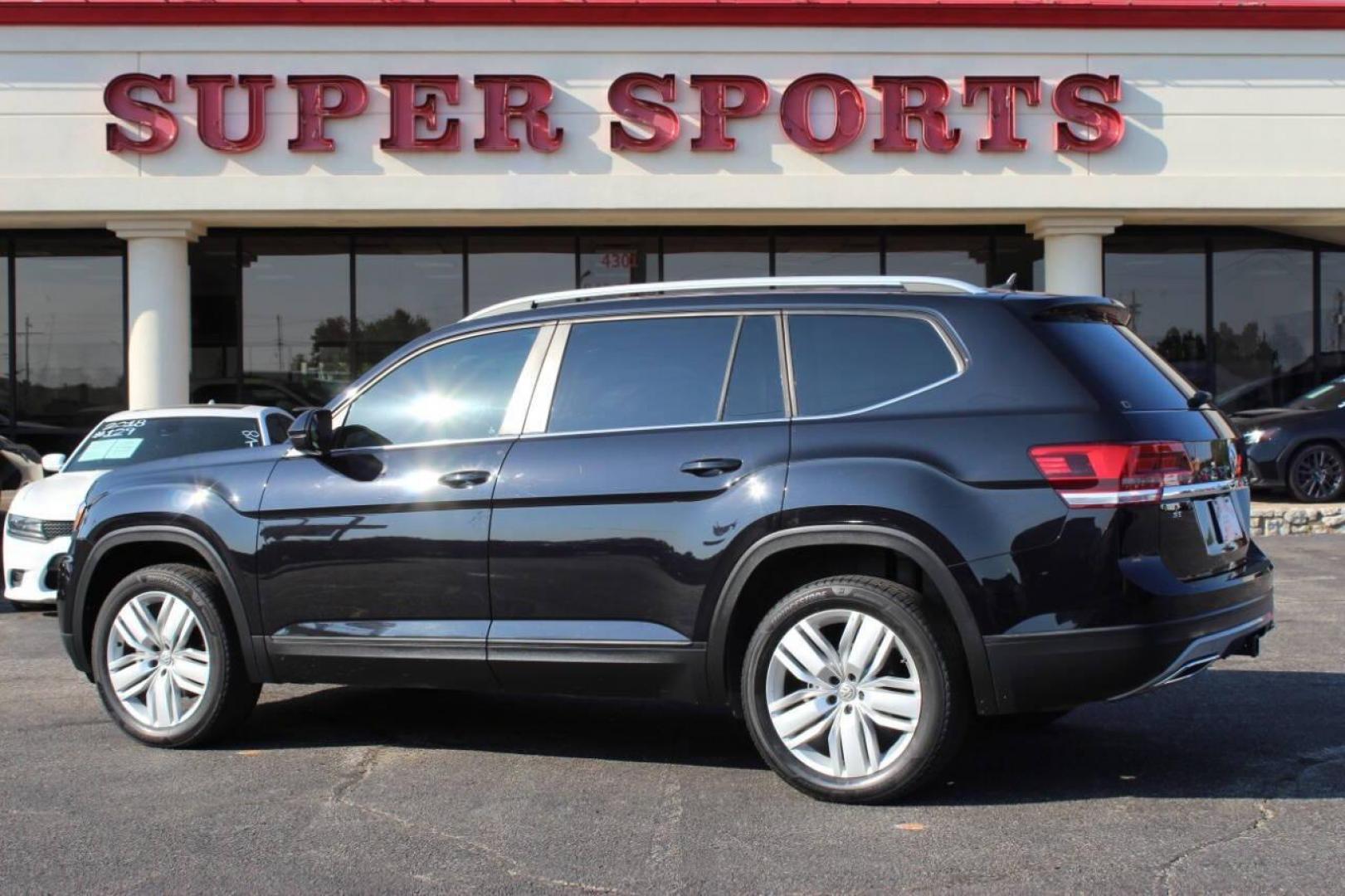 2019 Black Volkswagen Atlas V6 SE w/Technology (1V2WR2CAXKC) with an 3.6L V6 DOHC 24V engine, 8A transmission, located at 4301 NW 39th , Oklahoma City, OK, 73112, (405) 949-5600, 35.512135, -97.598671 - NO DRIVERS LICENCE -NO FULL COVERAGE INSURANCE - NO CREDIT CHECK. COME ON OVER TO SUPERSPORTS, TAKE A LOOK AND TEST DRIVE. PLEASE GIVE US A CALL AT (405) 949-5600. NO LICENCIA DE CONDUCIR - NO SEGURO DE COBERTURA TOTAL - NO VERIFICACION DE CREDITO. VISITENOS EN SUPERSPORTS, MIRE NUESTRO - Photo#5