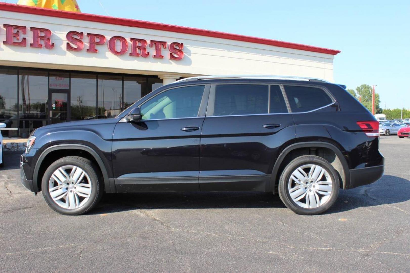 2019 Black Volkswagen Atlas V6 SE w/Technology (1V2WR2CAXKC) with an 3.6L V6 DOHC 24V engine, 8A transmission, located at 4301 NW 39th , Oklahoma City, OK, 73112, (405) 949-5600, 35.512135, -97.598671 - NO DRIVERS LICENCE -NO FULL COVERAGE INSURANCE - NO CREDIT CHECK. COME ON OVER TO SUPERSPORTS, TAKE A LOOK AND TEST DRIVE. PLEASE GIVE US A CALL AT (405) 949-5600. NO LICENCIA DE CONDUCIR - NO SEGURO DE COBERTURA TOTAL - NO VERIFICACION DE CREDITO. VISITENOS EN SUPERSPORTS, MIRE NUESTRO - Photo#6