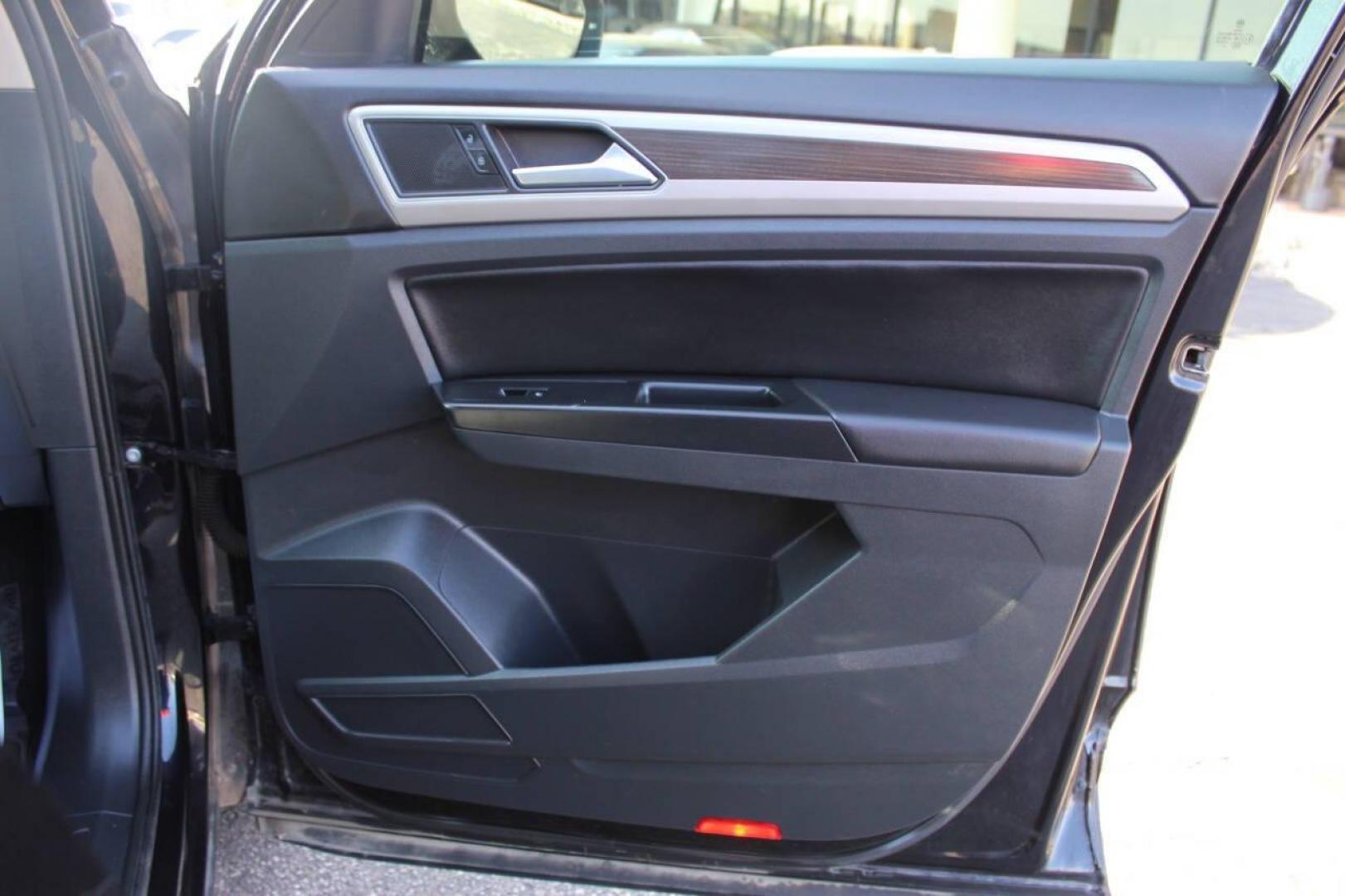 2019 Black Volkswagen Atlas V6 SE w/Technology (1V2WR2CAXKC) with an 3.6L V6 DOHC 24V engine, 8A transmission, located at 4301 NW 39th , Oklahoma City, OK, 73112, (405) 949-5600, 35.512135, -97.598671 - NO DRIVERS LICENCE -NO FULL COVERAGE INSURANCE - NO CREDIT CHECK. COME ON OVER TO SUPERSPORTS, TAKE A LOOK AND TEST DRIVE. PLEASE GIVE US A CALL AT (405) 949-5600. NO LICENCIA DE CONDUCIR - NO SEGURO DE COBERTURA TOTAL - NO VERIFICACION DE CREDITO. VISITENOS EN SUPERSPORTS, MIRE NUESTRO - Photo#10