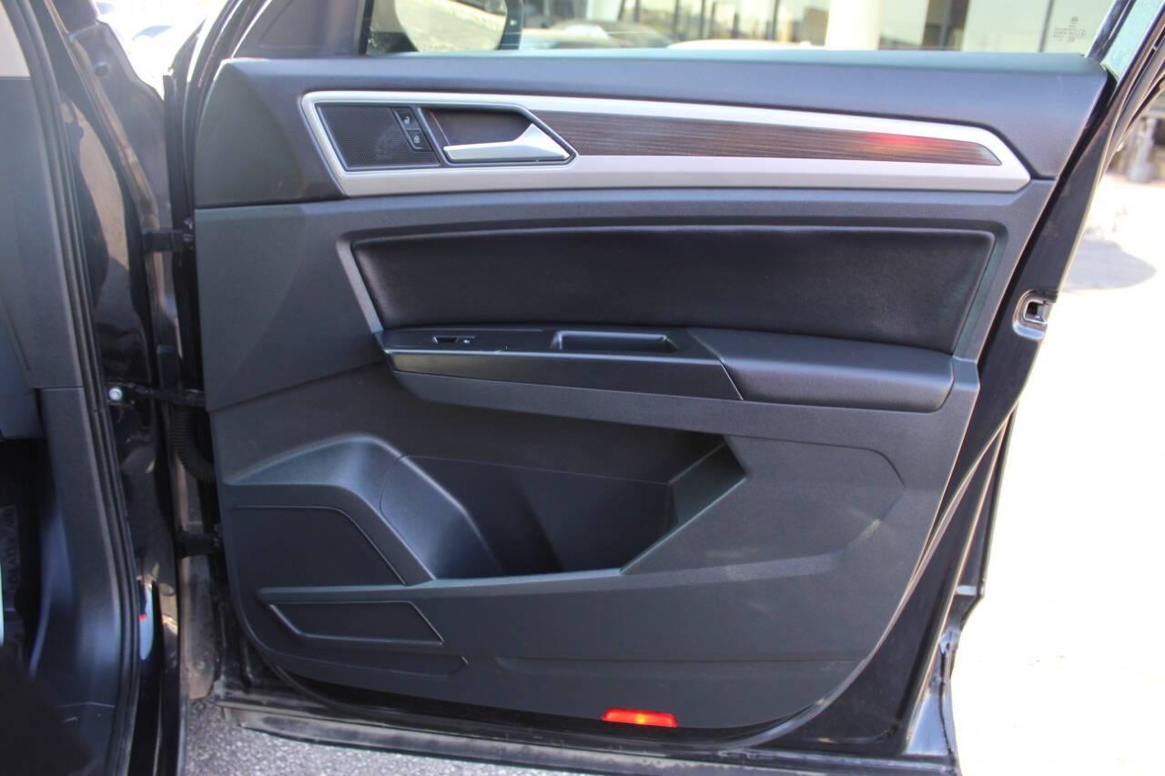 2019 Black Volkswagen Atlas V6 SE w/Technology (1V2WR2CAXKC) with an 3.6L V6 DOHC 24V engine, 8A transmission, located at 4301 NW 39th , Oklahoma City, OK, 73112, (405) 949-5600, 35.512135, -97.598671 - NO DRIVERS LICENCE -NO FULL COVERAGE INSURANCE - NO CREDIT CHECK. COME ON OVER TO SUPERSPORTS, TAKE A LOOK AND TEST DRIVE. PLEASE GIVE US A CALL AT (405) 949-5600. NO LICENCIA DE CONDUCIR - NO SEGURO DE COBERTURA TOTAL - NO VERIFICACION DE CREDITO. VISITENOS EN SUPERSPORTS, MIRE NUESTRO - Photo#9