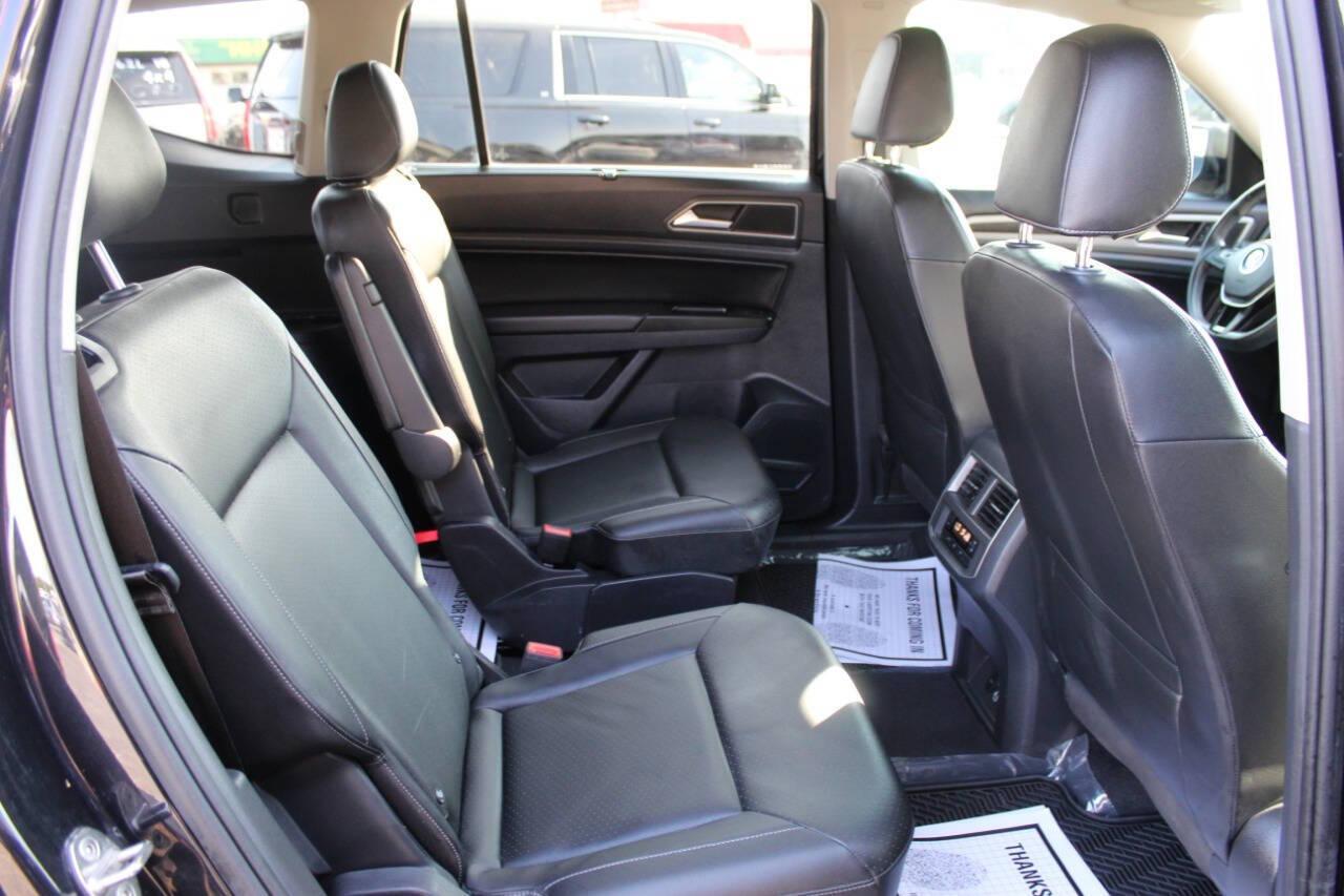 2019 Black Volkswagen Atlas V6 SE w/Technology (1V2WR2CAXKC) with an 3.6L V6 DOHC 24V engine, 8A transmission, located at 4301 NW 39th , Oklahoma City, OK, 73112, (405) 949-5600, 35.512135, -97.598671 - NO DRIVERS LICENCE -NO FULL COVERAGE INSURANCE - NO CREDIT CHECK. COME ON OVER TO SUPERSPORTS, TAKE A LOOK AND TEST DRIVE. PLEASE GIVE US A CALL AT (405) 949-5600. NO LICENCIA DE CONDUCIR - NO SEGURO DE COBERTURA TOTAL - NO VERIFICACION DE CREDITO. VISITENOS EN SUPERSPORTS, MIRE NUESTRO - Photo#10