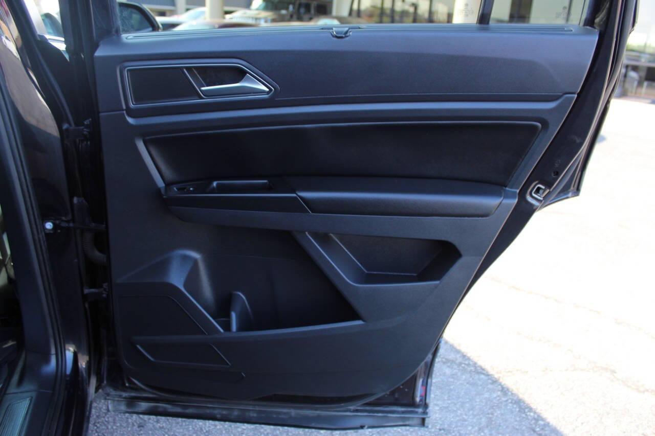 2019 Black Volkswagen Atlas V6 SE w/Technology (1V2WR2CAXKC) with an 3.6L V6 DOHC 24V engine, 8A transmission, located at 4301 NW 39th , Oklahoma City, OK, 73112, (405) 949-5600, 35.512135, -97.598671 - NO DRIVERS LICENCE -NO FULL COVERAGE INSURANCE - NO CREDIT CHECK. COME ON OVER TO SUPERSPORTS, TAKE A LOOK AND TEST DRIVE. PLEASE GIVE US A CALL AT (405) 949-5600. NO LICENCIA DE CONDUCIR - NO SEGURO DE COBERTURA TOTAL - NO VERIFICACION DE CREDITO. VISITENOS EN SUPERSPORTS, MIRE NUESTRO - Photo#11