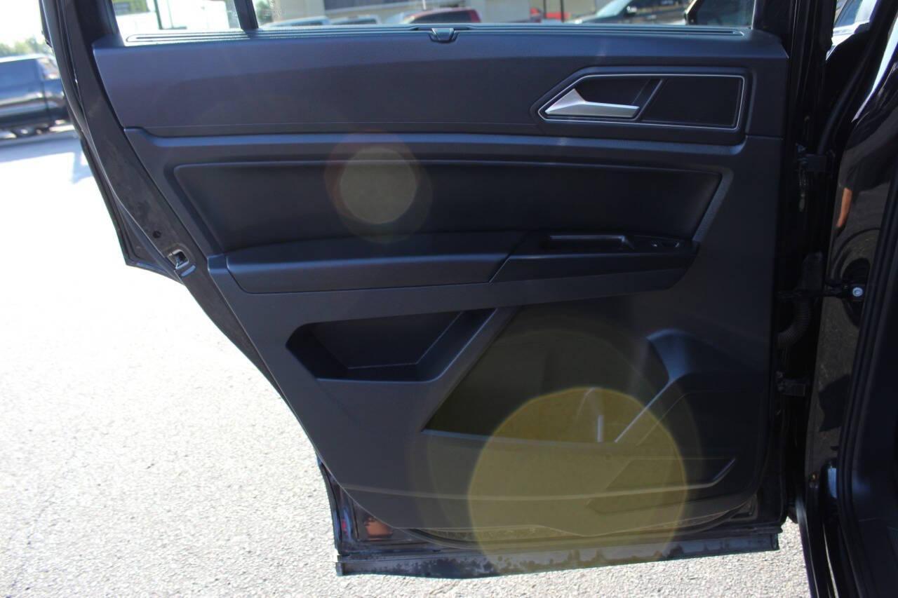 2019 Black Volkswagen Atlas V6 SE w/Technology (1V2WR2CAXKC) with an 3.6L V6 DOHC 24V engine, 8A transmission, located at 4301 NW 39th , Oklahoma City, OK, 73112, (405) 949-5600, 35.512135, -97.598671 - NO DRIVERS LICENCE -NO FULL COVERAGE INSURANCE - NO CREDIT CHECK. COME ON OVER TO SUPERSPORTS, TAKE A LOOK AND TEST DRIVE. PLEASE GIVE US A CALL AT (405) 949-5600. NO LICENCIA DE CONDUCIR - NO SEGURO DE COBERTURA TOTAL - NO VERIFICACION DE CREDITO. VISITENOS EN SUPERSPORTS, MIRE NUESTRO - Photo#16