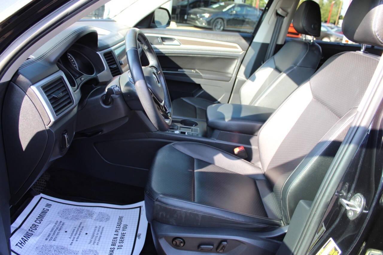 2019 Black Volkswagen Atlas V6 SE w/Technology (1V2WR2CAXKC) with an 3.6L V6 DOHC 24V engine, 8A transmission, located at 4301 NW 39th , Oklahoma City, OK, 73112, (405) 949-5600, 35.512135, -97.598671 - NO DRIVERS LICENCE -NO FULL COVERAGE INSURANCE - NO CREDIT CHECK. COME ON OVER TO SUPERSPORTS, TAKE A LOOK AND TEST DRIVE. PLEASE GIVE US A CALL AT (405) 949-5600. NO LICENCIA DE CONDUCIR - NO SEGURO DE COBERTURA TOTAL - NO VERIFICACION DE CREDITO. VISITENOS EN SUPERSPORTS, MIRE NUESTRO - Photo#17