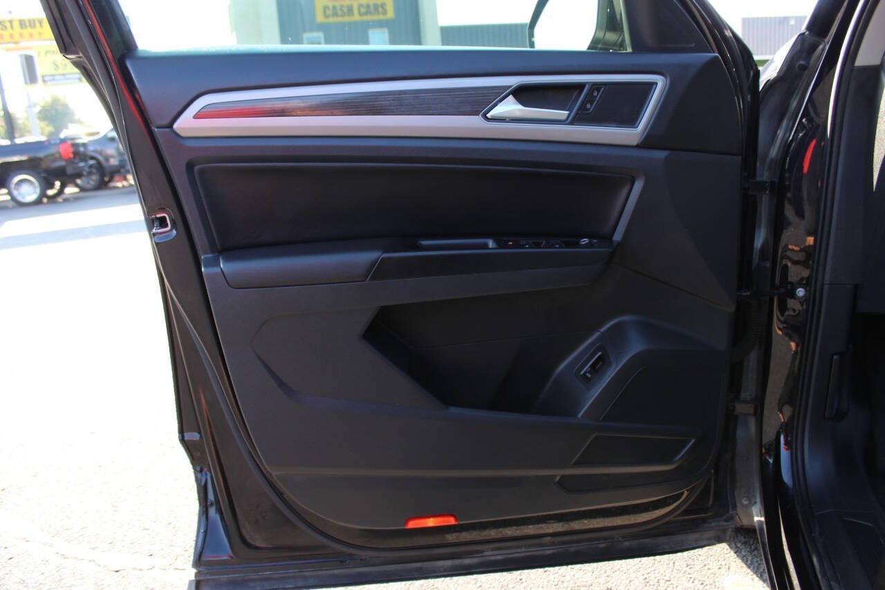 2019 Black Volkswagen Atlas V6 SE w/Technology (1V2WR2CAXKC) with an 3.6L V6 DOHC 24V engine, 8A transmission, located at 4301 NW 39th , Oklahoma City, OK, 73112, (405) 949-5600, 35.512135, -97.598671 - NO DRIVERS LICENCE -NO FULL COVERAGE INSURANCE - NO CREDIT CHECK. COME ON OVER TO SUPERSPORTS, TAKE A LOOK AND TEST DRIVE. PLEASE GIVE US A CALL AT (405) 949-5600. NO LICENCIA DE CONDUCIR - NO SEGURO DE COBERTURA TOTAL - NO VERIFICACION DE CREDITO. VISITENOS EN SUPERSPORTS, MIRE NUESTRO - Photo#18