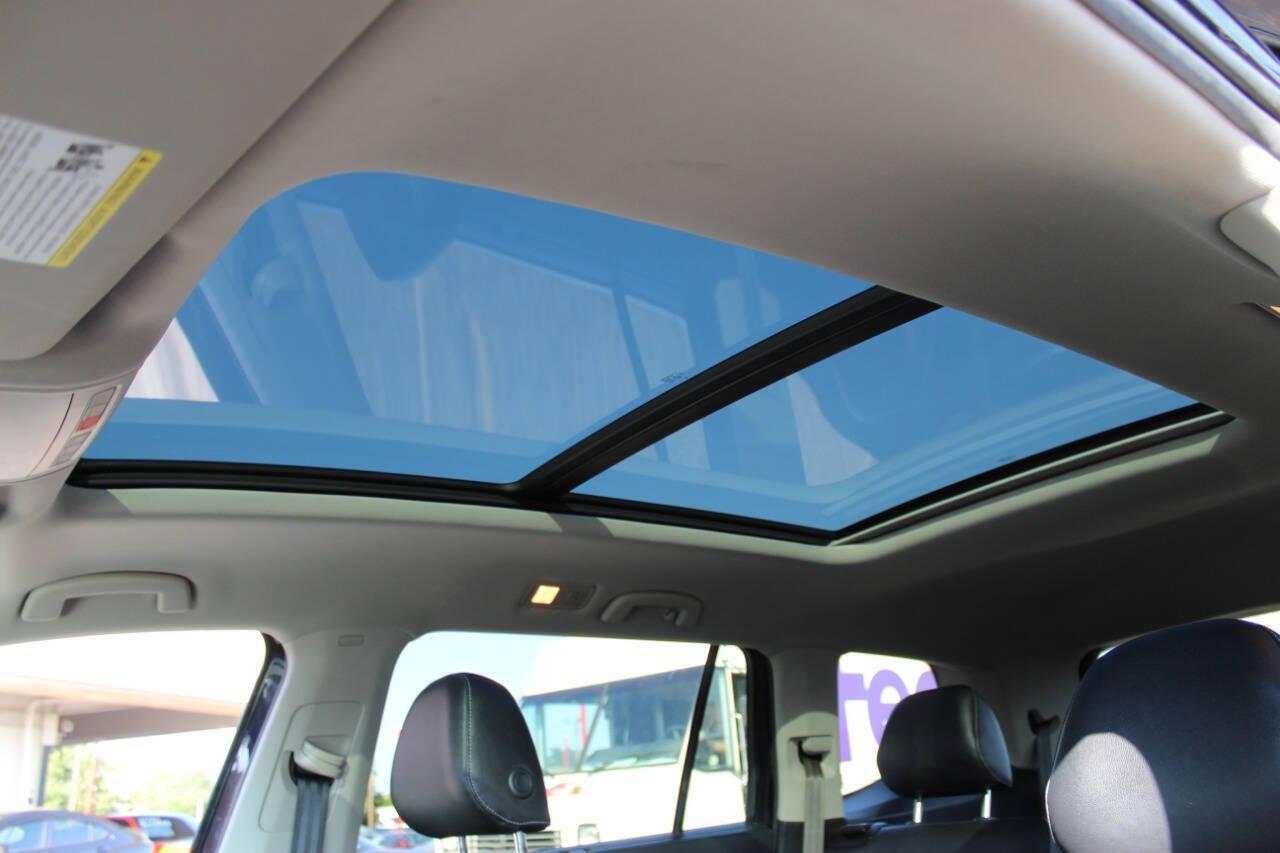 2019 Black Volkswagen Atlas V6 SE w/Technology (1V2WR2CAXKC) with an 3.6L V6 DOHC 24V engine, 8A transmission, located at 4301 NW 39th , Oklahoma City, OK, 73112, (405) 949-5600, 35.512135, -97.598671 - NO DRIVERS LICENCE -NO FULL COVERAGE INSURANCE - NO CREDIT CHECK. COME ON OVER TO SUPERSPORTS, TAKE A LOOK AND TEST DRIVE. PLEASE GIVE US A CALL AT (405) 949-5600. NO LICENCIA DE CONDUCIR - NO SEGURO DE COBERTURA TOTAL - NO VERIFICACION DE CREDITO. VISITENOS EN SUPERSPORTS, MIRE NUESTRO - Photo#20