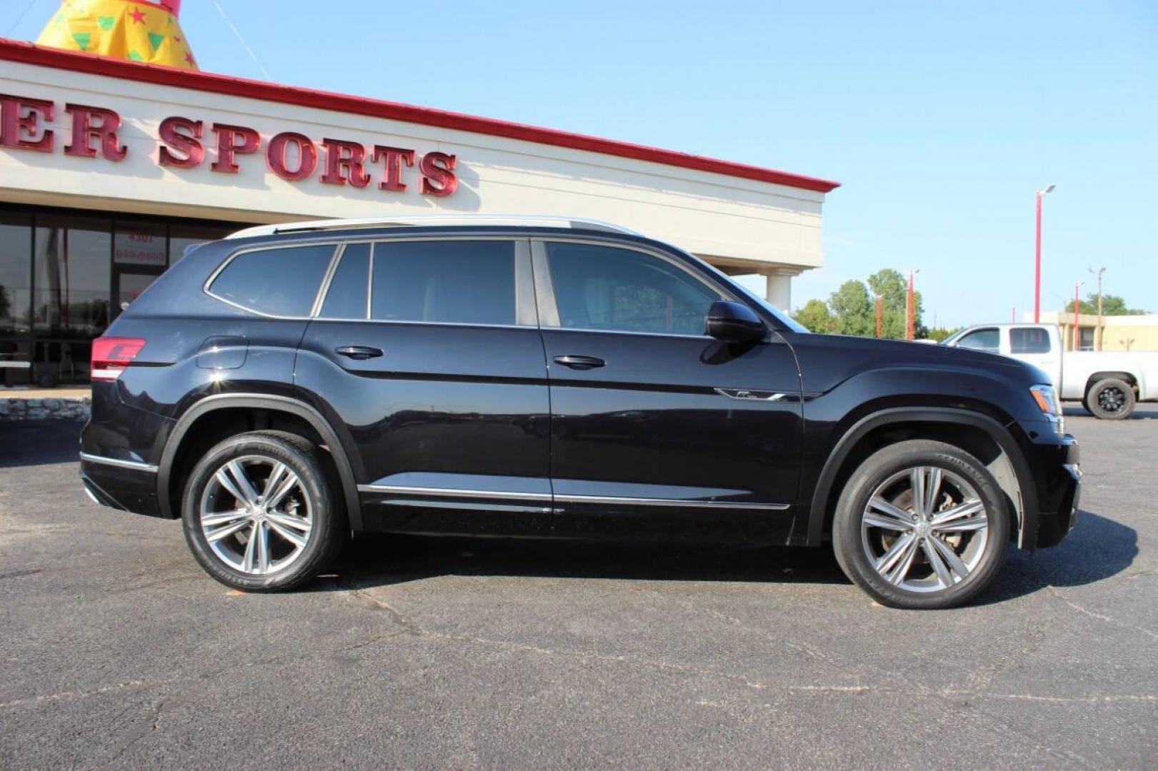 2018 Black Volkswagen Atlas V6 SE w/Technology (1V2FR2CA7JC) with an 3.6L V6 DOHC 24V engine, 8A transmission, located at 4301 NW 39th , Oklahoma City, OK, 73112, (405) 949-5600, 35.512135, -97.598671 - NO DRIVERS LICENCE -NO FULL COVERAGE INSURANCE - NO CREDIT CHECK. COME ON OVER TO SUPERSPORTS, TAKE A LOOK AND TEST DRIVE. PLEASE GIVE US A CALL AT (405) 949-5600. NO LICENCIA DE CONDUCIR - NO SEGURO DE COBERTURA TOTAL - NO VERIFICACION DE CREDITO. VISITENOS EN SUPERSPORTS, MIRE NUESTRO - Photo#3