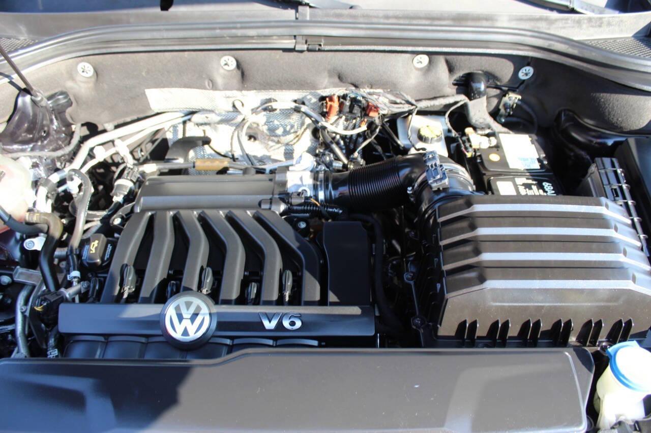 2018 Black Volkswagen Atlas V6 SE w/Technology (1V2FR2CA7JC) with an 3.6L V6 DOHC 24V engine, 8A transmission, located at 4301 NW 39th , Oklahoma City, OK, 73112, (405) 949-5600, 35.512135, -97.598671 - NO DRIVERS LICENCE -NO FULL COVERAGE INSURANCE - NO CREDIT CHECK. COME ON OVER TO SUPERSPORTS, TAKE A LOOK AND TEST DRIVE. PLEASE GIVE US A CALL AT (405) 949-5600. NO LICENCIA DE CONDUCIR - NO SEGURO DE COBERTURA TOTAL - NO VERIFICACION DE CREDITO. VISITENOS EN SUPERSPORTS, MIRE NUESTRO - Photo#7