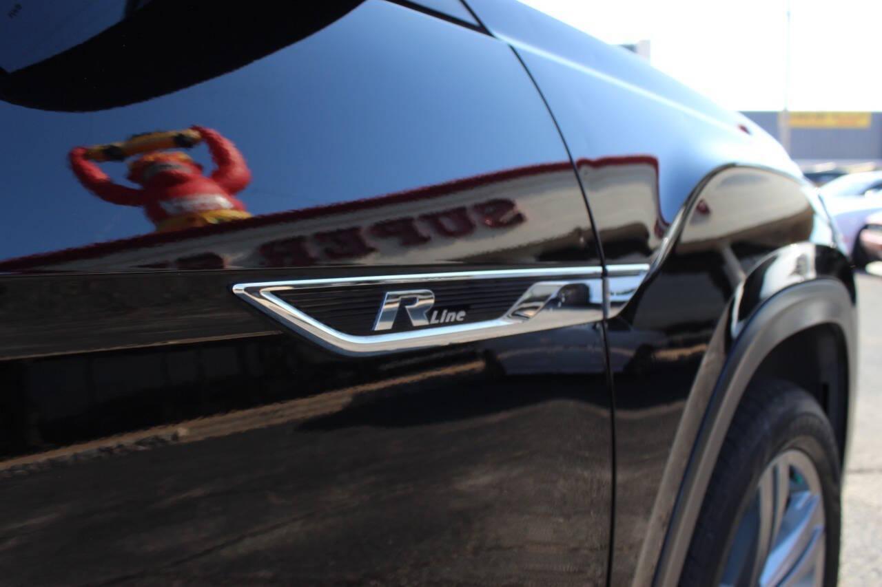 2018 Black Volkswagen Atlas V6 SE w/Technology (1V2FR2CA7JC) with an 3.6L V6 DOHC 24V engine, 8A transmission, located at 4301 NW 39th , Oklahoma City, OK, 73112, (405) 949-5600, 35.512135, -97.598671 - NO DRIVERS LICENCE -NO FULL COVERAGE INSURANCE - NO CREDIT CHECK. COME ON OVER TO SUPERSPORTS, TAKE A LOOK AND TEST DRIVE. PLEASE GIVE US A CALL AT (405) 949-5600. NO LICENCIA DE CONDUCIR - NO SEGURO DE COBERTURA TOTAL - NO VERIFICACION DE CREDITO. VISITENOS EN SUPERSPORTS, MIRE NUESTRO - Photo#8