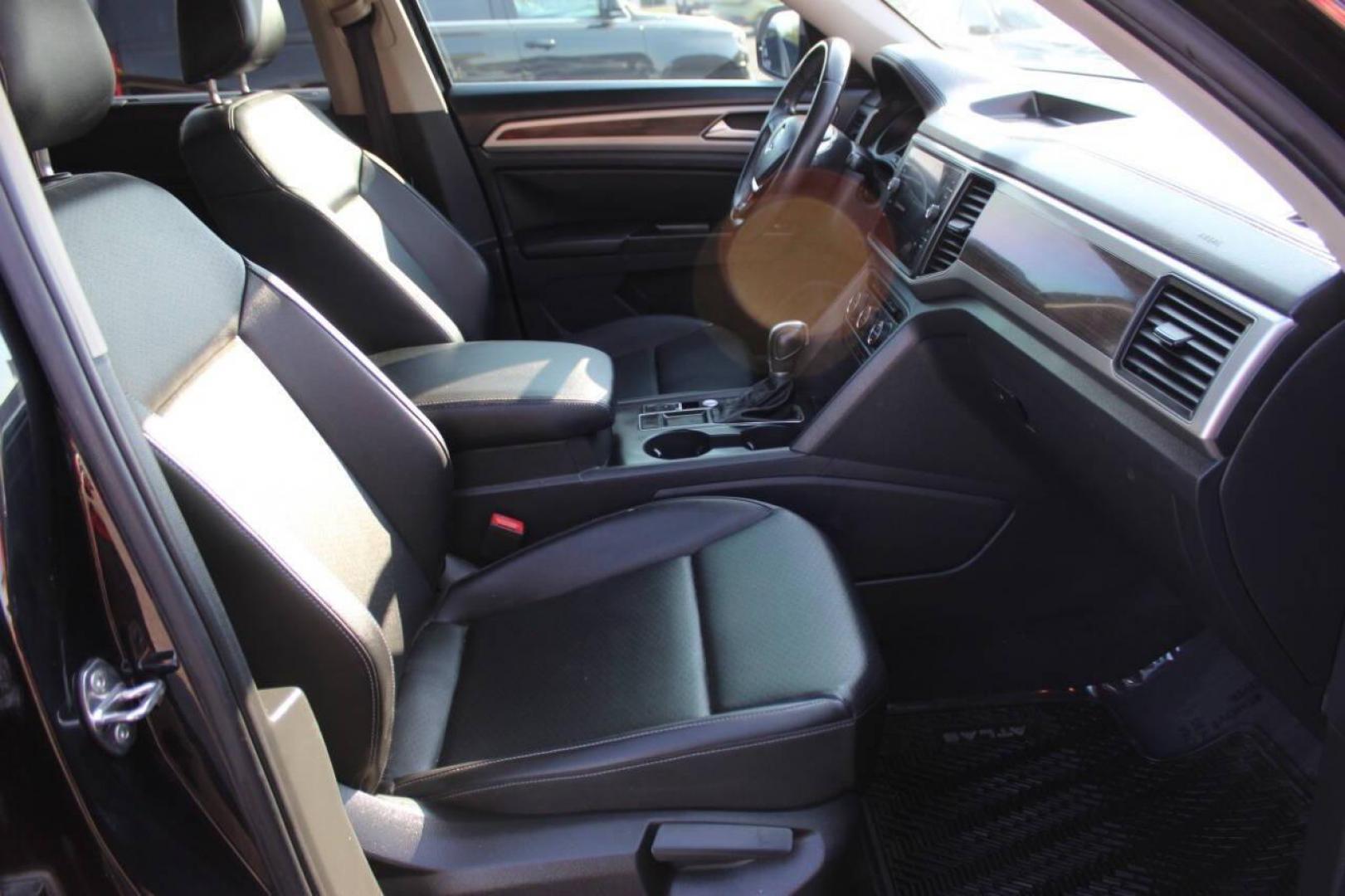 2018 Black Volkswagen Atlas V6 SE w/Technology (1V2FR2CA7JC) with an 3.6L V6 DOHC 24V engine, 8A transmission, located at 4301 NW 39th , Oklahoma City, OK, 73112, (405) 949-5600, 35.512135, -97.598671 - NO DRIVERS LICENCE -NO FULL COVERAGE INSURANCE - NO CREDIT CHECK. COME ON OVER TO SUPERSPORTS, TAKE A LOOK AND TEST DRIVE. PLEASE GIVE US A CALL AT (405) 949-5600. NO LICENCIA DE CONDUCIR - NO SEGURO DE COBERTURA TOTAL - NO VERIFICACION DE CREDITO. VISITENOS EN SUPERSPORTS, MIRE NUESTRO - Photo#10