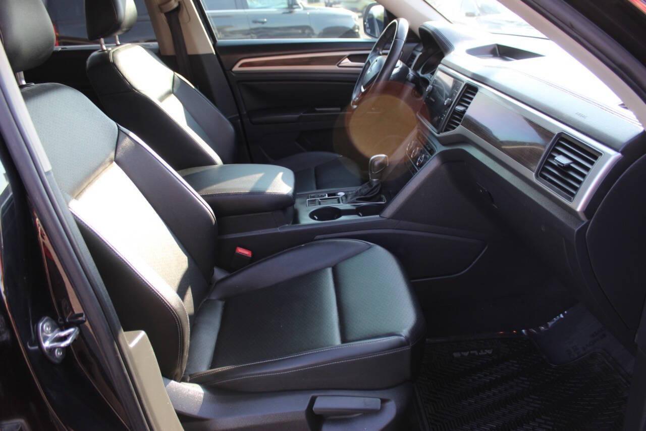 2018 Black Volkswagen Atlas V6 SE w/Technology (1V2FR2CA7JC) with an 3.6L V6 DOHC 24V engine, 8A transmission, located at 4301 NW 39th , Oklahoma City, OK, 73112, (405) 949-5600, 35.512135, -97.598671 - NO DRIVERS LICENCE -NO FULL COVERAGE INSURANCE - NO CREDIT CHECK. COME ON OVER TO SUPERSPORTS, TAKE A LOOK AND TEST DRIVE. PLEASE GIVE US A CALL AT (405) 949-5600. NO LICENCIA DE CONDUCIR - NO SEGURO DE COBERTURA TOTAL - NO VERIFICACION DE CREDITO. VISITENOS EN SUPERSPORTS, MIRE NUESTRO - Photo#9