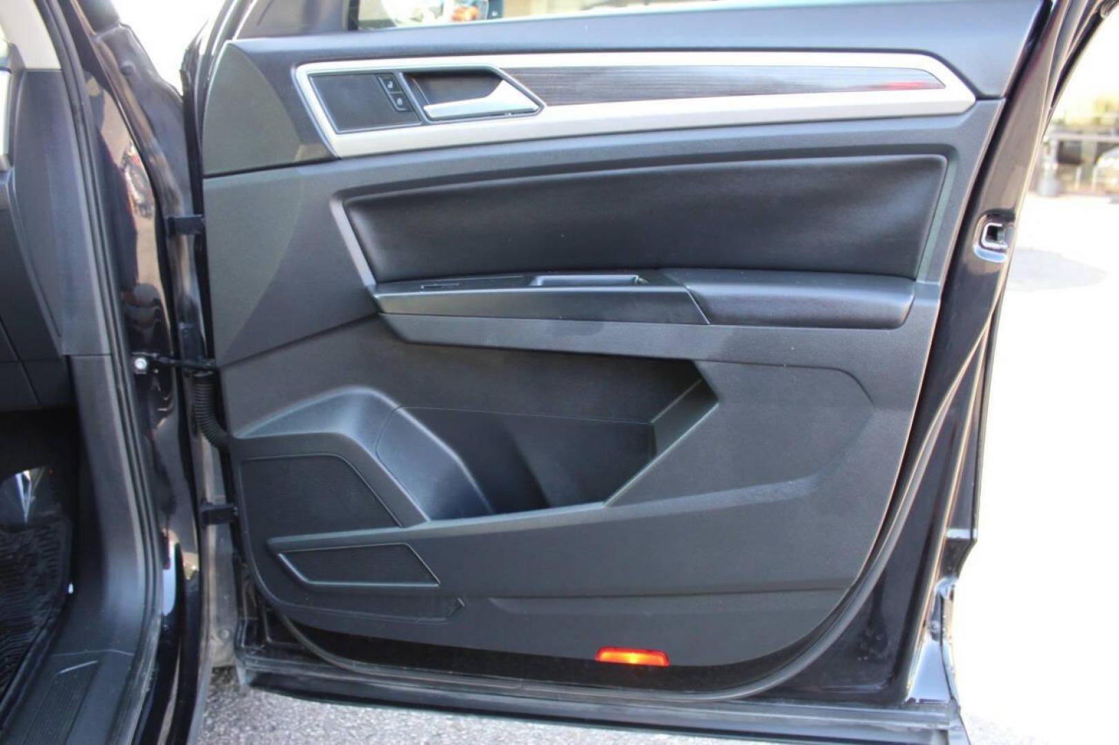 2018 Black Volkswagen Atlas V6 SE w/Technology (1V2FR2CA7JC) with an 3.6L V6 DOHC 24V engine, 8A transmission, located at 4301 NW 39th , Oklahoma City, OK, 73112, (405) 949-5600, 35.512135, -97.598671 - NO DRIVERS LICENCE -NO FULL COVERAGE INSURANCE - NO CREDIT CHECK. COME ON OVER TO SUPERSPORTS, TAKE A LOOK AND TEST DRIVE. PLEASE GIVE US A CALL AT (405) 949-5600. NO LICENCIA DE CONDUCIR - NO SEGURO DE COBERTURA TOTAL - NO VERIFICACION DE CREDITO. VISITENOS EN SUPERSPORTS, MIRE NUESTRO - Photo#11