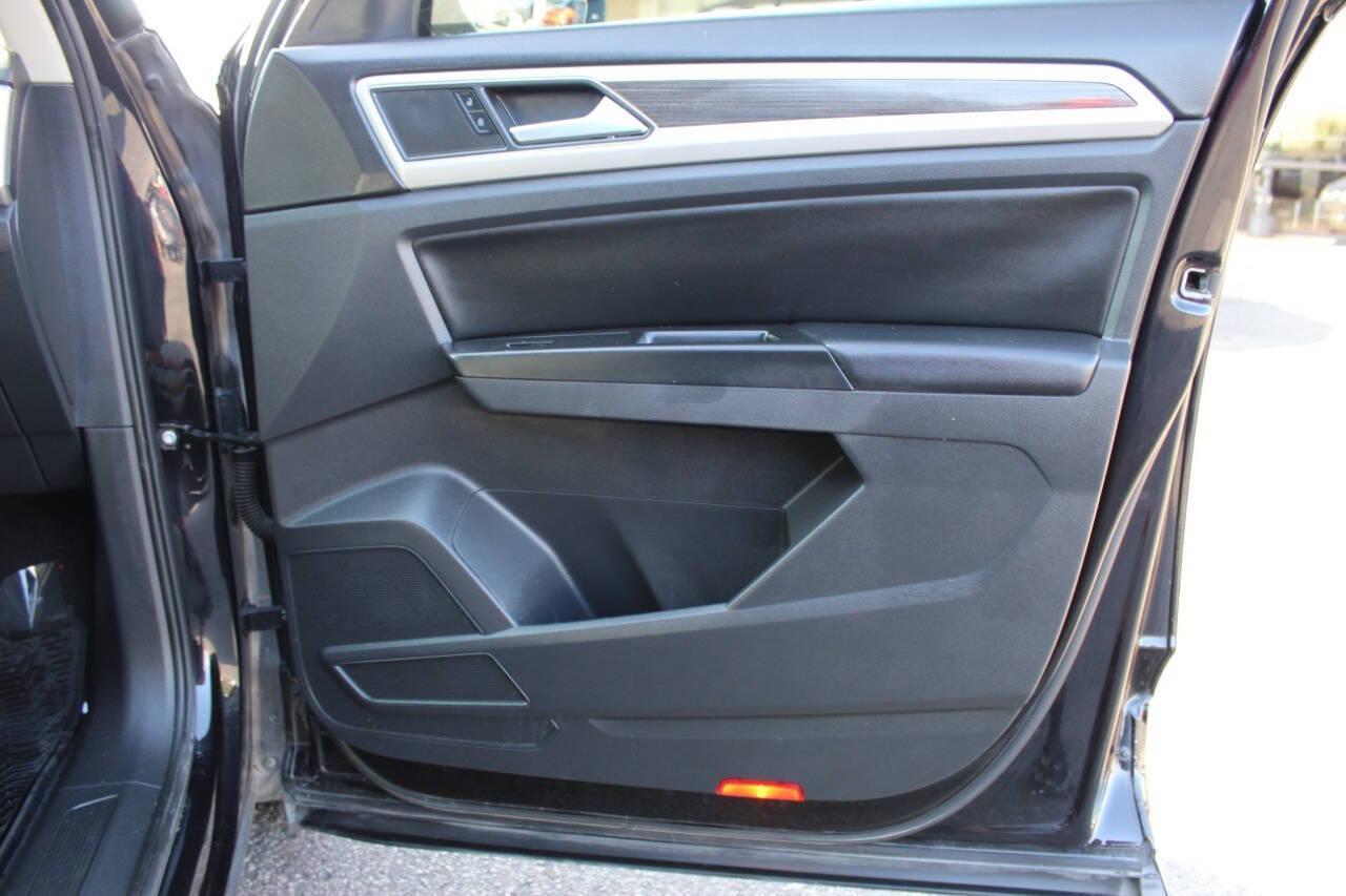 2018 Black Volkswagen Atlas V6 SE w/Technology (1V2FR2CA7JC) with an 3.6L V6 DOHC 24V engine, 8A transmission, located at 4301 NW 39th , Oklahoma City, OK, 73112, (405) 949-5600, 35.512135, -97.598671 - NO DRIVERS LICENCE -NO FULL COVERAGE INSURANCE - NO CREDIT CHECK. COME ON OVER TO SUPERSPORTS, TAKE A LOOK AND TEST DRIVE. PLEASE GIVE US A CALL AT (405) 949-5600. NO LICENCIA DE CONDUCIR - NO SEGURO DE COBERTURA TOTAL - NO VERIFICACION DE CREDITO. VISITENOS EN SUPERSPORTS, MIRE NUESTRO - Photo#10