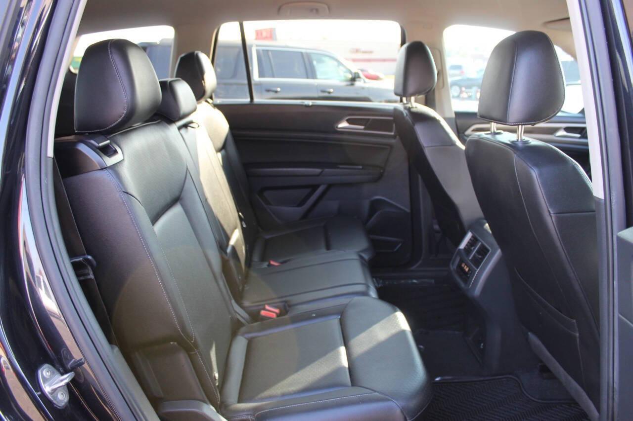 2018 Black Volkswagen Atlas V6 SE w/Technology (1V2FR2CA7JC) with an 3.6L V6 DOHC 24V engine, 8A transmission, located at 4301 NW 39th , Oklahoma City, OK, 73112, (405) 949-5600, 35.512135, -97.598671 - NO DRIVERS LICENCE -NO FULL COVERAGE INSURANCE - NO CREDIT CHECK. COME ON OVER TO SUPERSPORTS, TAKE A LOOK AND TEST DRIVE. PLEASE GIVE US A CALL AT (405) 949-5600. NO LICENCIA DE CONDUCIR - NO SEGURO DE COBERTURA TOTAL - NO VERIFICACION DE CREDITO. VISITENOS EN SUPERSPORTS, MIRE NUESTRO - Photo#11