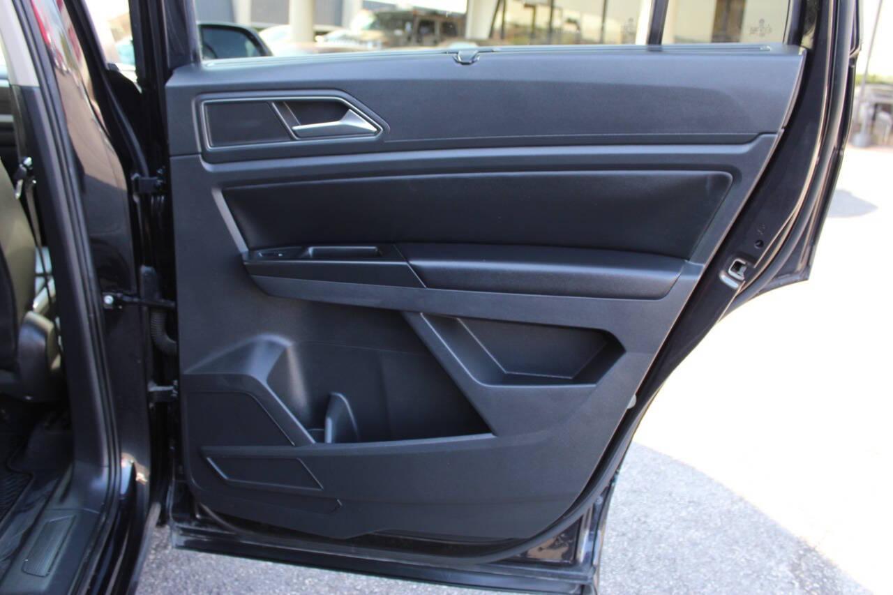 2018 Black Volkswagen Atlas V6 SE w/Technology (1V2FR2CA7JC) with an 3.6L V6 DOHC 24V engine, 8A transmission, located at 4301 NW 39th , Oklahoma City, OK, 73112, (405) 949-5600, 35.512135, -97.598671 - NO DRIVERS LICENCE -NO FULL COVERAGE INSURANCE - NO CREDIT CHECK. COME ON OVER TO SUPERSPORTS, TAKE A LOOK AND TEST DRIVE. PLEASE GIVE US A CALL AT (405) 949-5600. NO LICENCIA DE CONDUCIR - NO SEGURO DE COBERTURA TOTAL - NO VERIFICACION DE CREDITO. VISITENOS EN SUPERSPORTS, MIRE NUESTRO - Photo#12