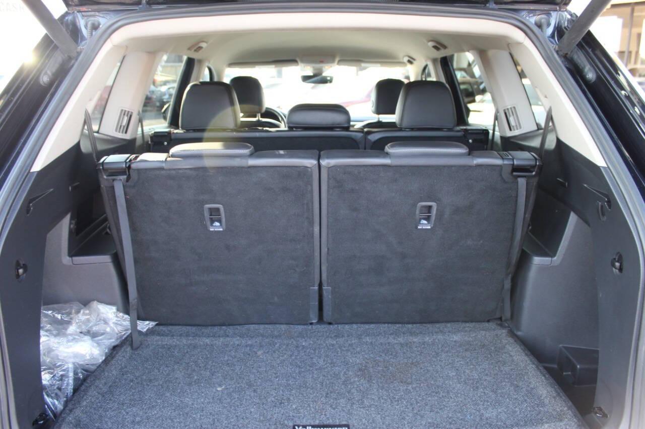 2018 Black Volkswagen Atlas V6 SE w/Technology (1V2FR2CA7JC) with an 3.6L V6 DOHC 24V engine, 8A transmission, located at 4301 NW 39th , Oklahoma City, OK, 73112, (405) 949-5600, 35.512135, -97.598671 - NO DRIVERS LICENCE -NO FULL COVERAGE INSURANCE - NO CREDIT CHECK. COME ON OVER TO SUPERSPORTS, TAKE A LOOK AND TEST DRIVE. PLEASE GIVE US A CALL AT (405) 949-5600. NO LICENCIA DE CONDUCIR - NO SEGURO DE COBERTURA TOTAL - NO VERIFICACION DE CREDITO. VISITENOS EN SUPERSPORTS, MIRE NUESTRO - Photo#14