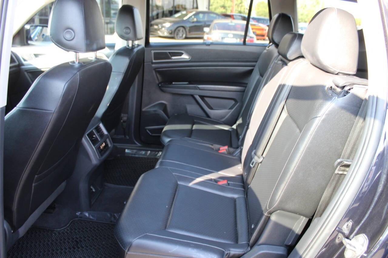 2018 Black Volkswagen Atlas V6 SE w/Technology (1V2FR2CA7JC) with an 3.6L V6 DOHC 24V engine, 8A transmission, located at 4301 NW 39th , Oklahoma City, OK, 73112, (405) 949-5600, 35.512135, -97.598671 - NO DRIVERS LICENCE -NO FULL COVERAGE INSURANCE - NO CREDIT CHECK. COME ON OVER TO SUPERSPORTS, TAKE A LOOK AND TEST DRIVE. PLEASE GIVE US A CALL AT (405) 949-5600. NO LICENCIA DE CONDUCIR - NO SEGURO DE COBERTURA TOTAL - NO VERIFICACION DE CREDITO. VISITENOS EN SUPERSPORTS, MIRE NUESTRO - Photo#16