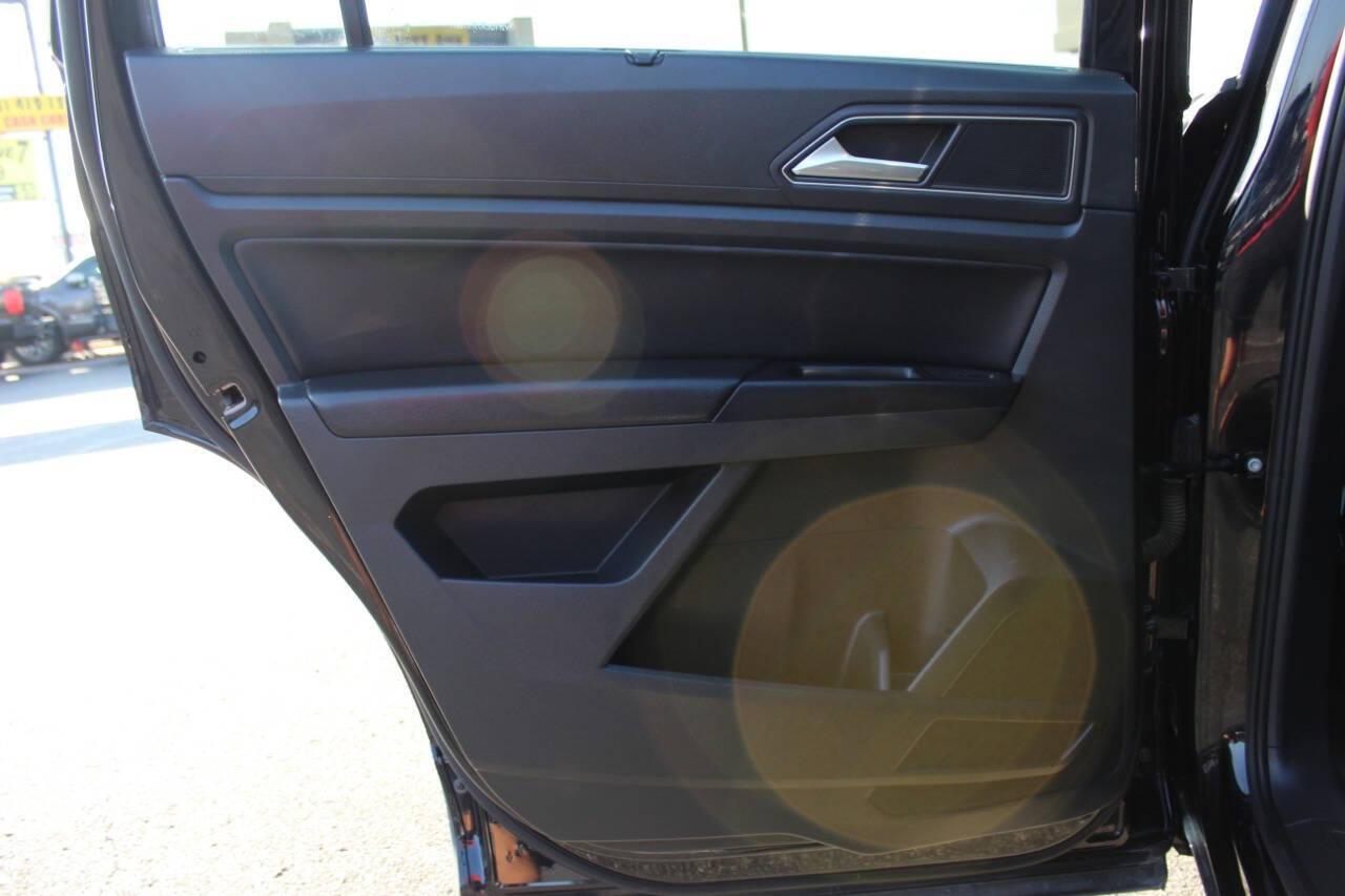 2018 Black Volkswagen Atlas V6 SE w/Technology (1V2FR2CA7JC) with an 3.6L V6 DOHC 24V engine, 8A transmission, located at 4301 NW 39th , Oklahoma City, OK, 73112, (405) 949-5600, 35.512135, -97.598671 - NO DRIVERS LICENCE -NO FULL COVERAGE INSURANCE - NO CREDIT CHECK. COME ON OVER TO SUPERSPORTS, TAKE A LOOK AND TEST DRIVE. PLEASE GIVE US A CALL AT (405) 949-5600. NO LICENCIA DE CONDUCIR - NO SEGURO DE COBERTURA TOTAL - NO VERIFICACION DE CREDITO. VISITENOS EN SUPERSPORTS, MIRE NUESTRO - Photo#17