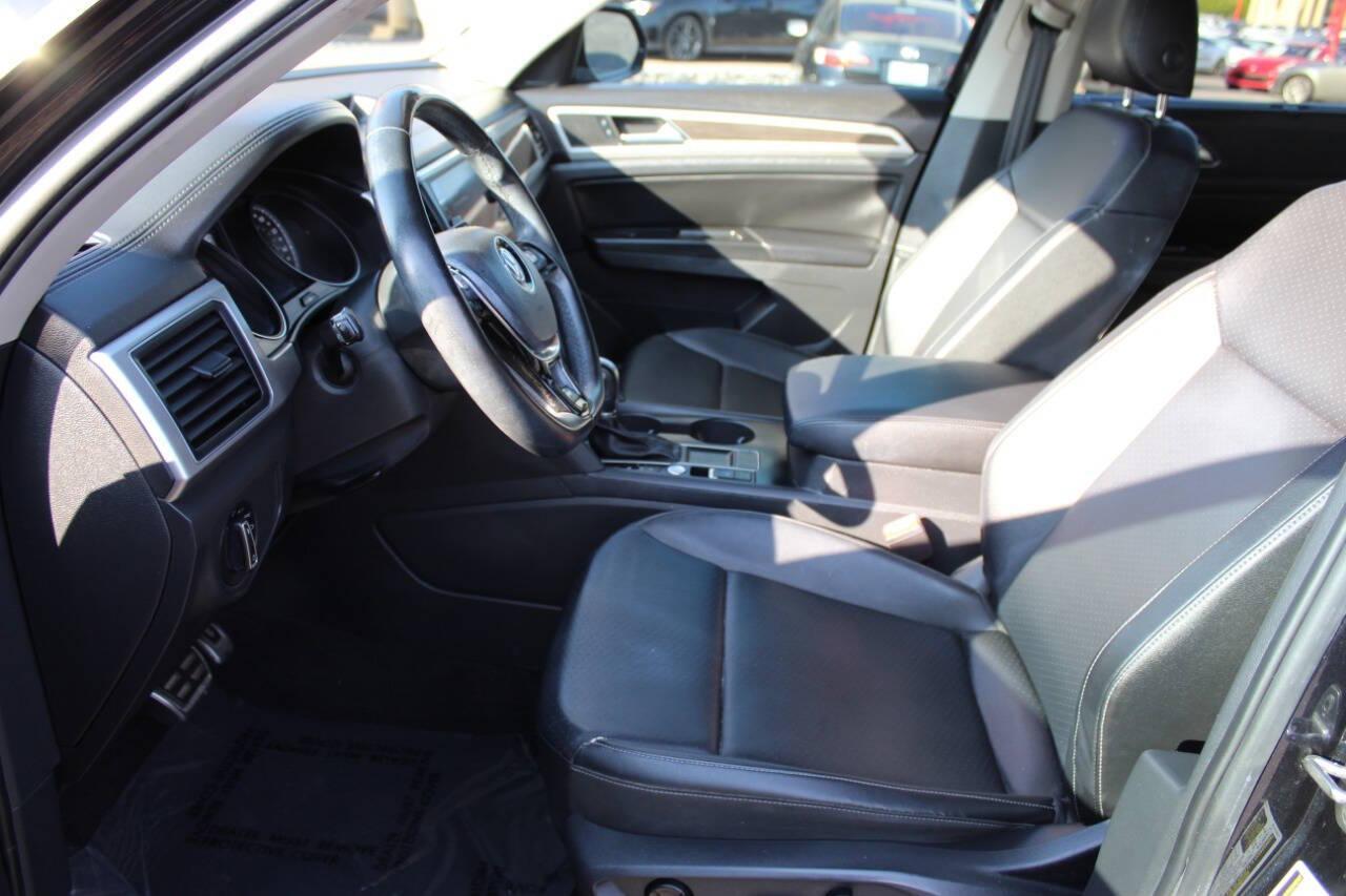 2018 Black Volkswagen Atlas V6 SE w/Technology (1V2FR2CA7JC) with an 3.6L V6 DOHC 24V engine, 8A transmission, located at 4301 NW 39th , Oklahoma City, OK, 73112, (405) 949-5600, 35.512135, -97.598671 - NO DRIVERS LICENCE -NO FULL COVERAGE INSURANCE - NO CREDIT CHECK. COME ON OVER TO SUPERSPORTS, TAKE A LOOK AND TEST DRIVE. PLEASE GIVE US A CALL AT (405) 949-5600. NO LICENCIA DE CONDUCIR - NO SEGURO DE COBERTURA TOTAL - NO VERIFICACION DE CREDITO. VISITENOS EN SUPERSPORTS, MIRE NUESTRO - Photo#18