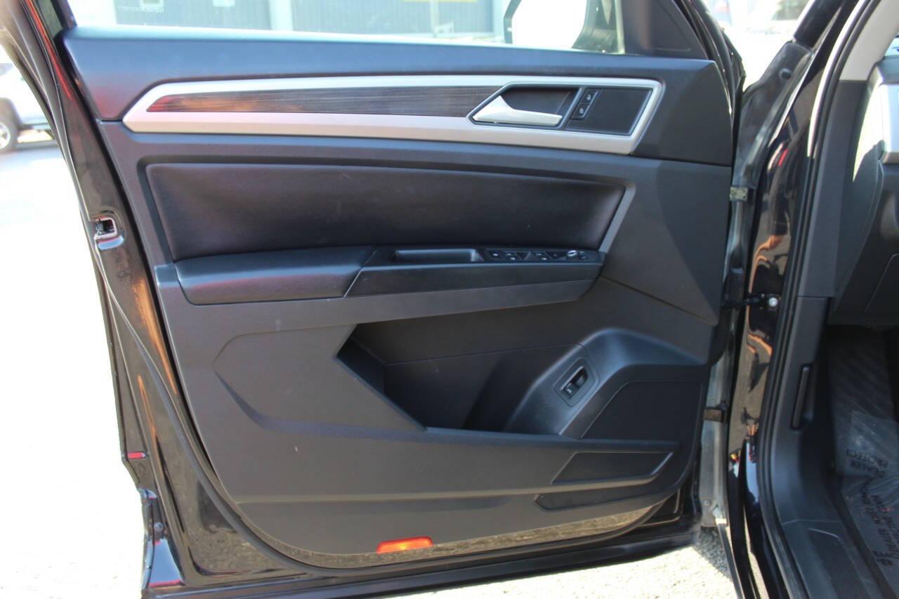 2018 Black Volkswagen Atlas V6 SE w/Technology (1V2FR2CA7JC) with an 3.6L V6 DOHC 24V engine, 8A transmission, located at 4301 NW 39th , Oklahoma City, OK, 73112, (405) 949-5600, 35.512135, -97.598671 - NO DRIVERS LICENCE -NO FULL COVERAGE INSURANCE - NO CREDIT CHECK. COME ON OVER TO SUPERSPORTS, TAKE A LOOK AND TEST DRIVE. PLEASE GIVE US A CALL AT (405) 949-5600. NO LICENCIA DE CONDUCIR - NO SEGURO DE COBERTURA TOTAL - NO VERIFICACION DE CREDITO. VISITENOS EN SUPERSPORTS, MIRE NUESTRO - Photo#19