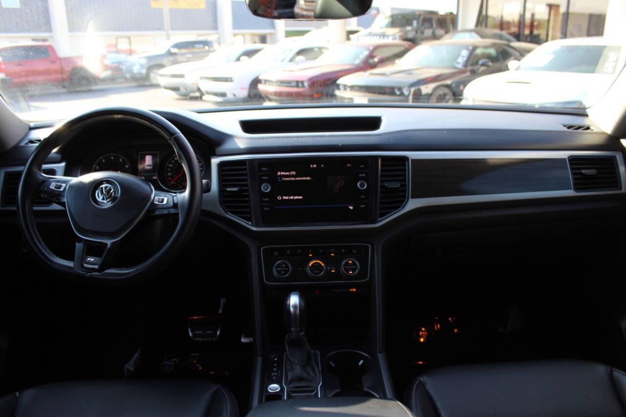 2018 Black Volkswagen Atlas V6 SE w/Technology (1V2FR2CA7JC) with an 3.6L V6 DOHC 24V engine, 8A transmission, located at 4301 NW 39th , Oklahoma City, OK, 73112, (405) 949-5600, 35.512135, -97.598671 - NO DRIVERS LICENCE -NO FULL COVERAGE INSURANCE - NO CREDIT CHECK. COME ON OVER TO SUPERSPORTS, TAKE A LOOK AND TEST DRIVE. PLEASE GIVE US A CALL AT (405) 949-5600. NO LICENCIA DE CONDUCIR - NO SEGURO DE COBERTURA TOTAL - NO VERIFICACION DE CREDITO. VISITENOS EN SUPERSPORTS, MIRE NUESTRO - Photo#20