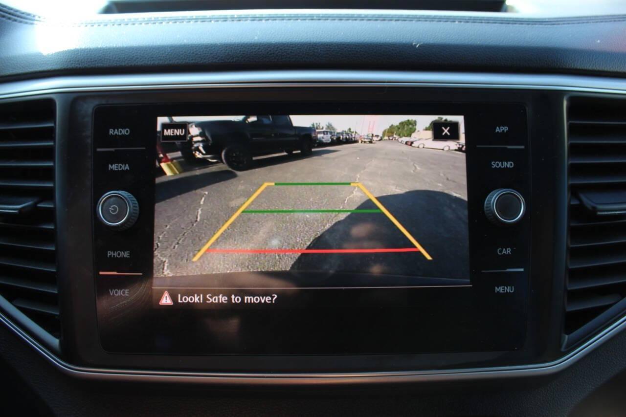 2018 Black Volkswagen Atlas V6 SE w/Technology (1V2FR2CA7JC) with an 3.6L V6 DOHC 24V engine, 8A transmission, located at 4301 NW 39th , Oklahoma City, OK, 73112, (405) 949-5600, 35.512135, -97.598671 - NO DRIVERS LICENCE -NO FULL COVERAGE INSURANCE - NO CREDIT CHECK. COME ON OVER TO SUPERSPORTS, TAKE A LOOK AND TEST DRIVE. PLEASE GIVE US A CALL AT (405) 949-5600. NO LICENCIA DE CONDUCIR - NO SEGURO DE COBERTURA TOTAL - NO VERIFICACION DE CREDITO. VISITENOS EN SUPERSPORTS, MIRE NUESTRO - Photo#21