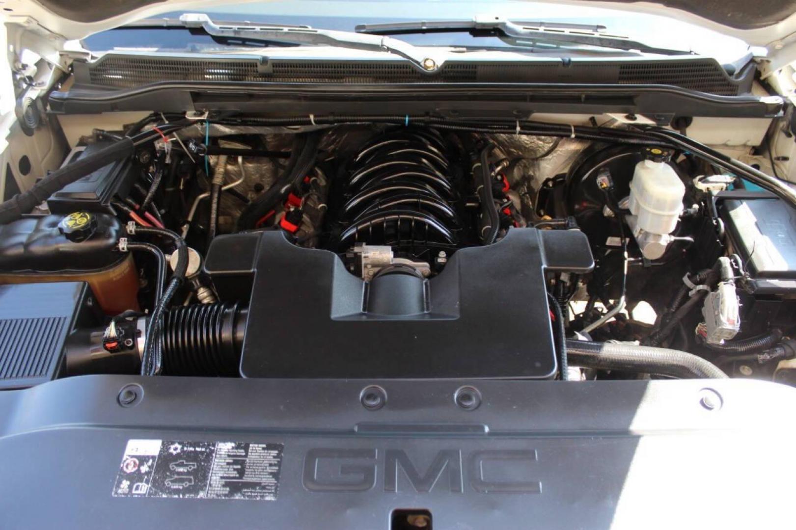 2015 White GMC Sierra 1500 Denali Crew Cab Short Box 4WD (3GTU2WECXFG) with an 5.3L V8 OHV 16V engine, 6-Speed Automatic transmission, located at 4301 NW 39th , Oklahoma City, OK, 73112, (405) 949-5600, 35.512135, -97.598671 - NO DRIVERS LICENCE -NO FULL COVERAGE INSURANCE - NO CREDIT CHECK. COME ON OVER TO SUPERSPORTS, TAKE A LOOK AND TEST DRIVE. PLEASE GIVE US A CALL AT (405) 949-5600. NO LICENCIA DE CONDUCIR - NO SEGURO DE COBERTURA TOTAL - NO VERIFICACION DE CREDITO. VISITENOS EN SUPERSPORTS, MIRE NUESTRO - Photo#7