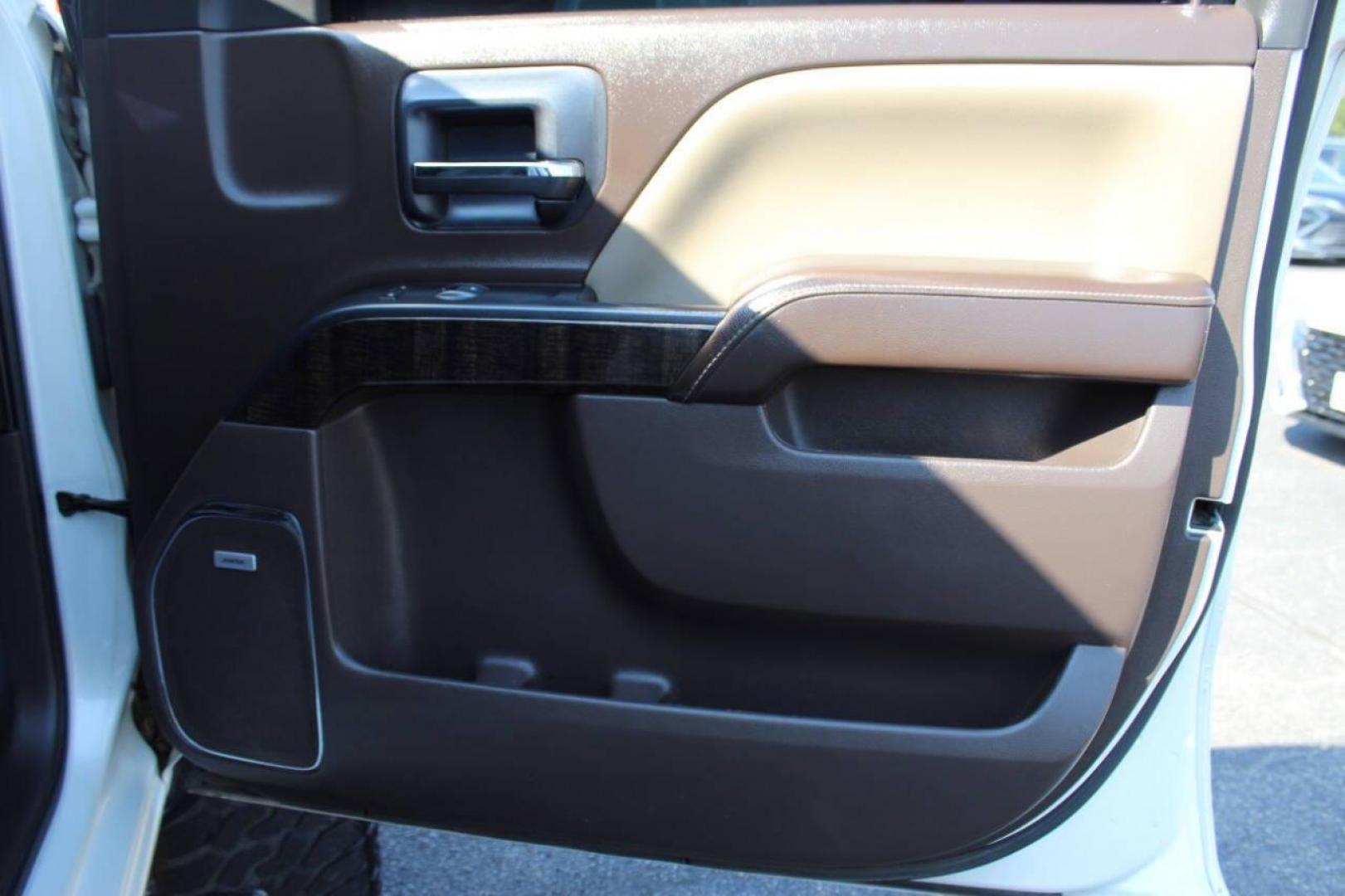 2015 White GMC Sierra 1500 Denali Crew Cab Short Box 4WD (3GTU2WECXFG) with an 5.3L V8 OHV 16V engine, 6-Speed Automatic transmission, located at 4301 NW 39th , Oklahoma City, OK, 73112, (405) 949-5600, 35.512135, -97.598671 - NO DRIVERS LICENCE -NO FULL COVERAGE INSURANCE - NO CREDIT CHECK. COME ON OVER TO SUPERSPORTS, TAKE A LOOK AND TEST DRIVE. PLEASE GIVE US A CALL AT (405) 949-5600. NO LICENCIA DE CONDUCIR - NO SEGURO DE COBERTURA TOTAL - NO VERIFICACION DE CREDITO. VISITENOS EN SUPERSPORTS, MIRE NUESTRO - Photo#9