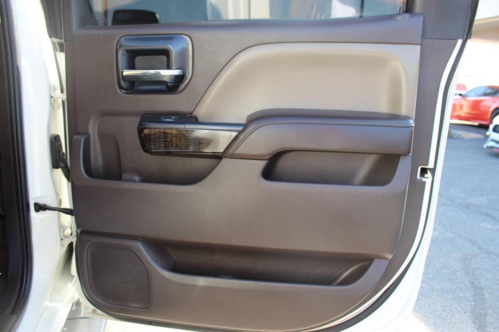 2015 White GMC Sierra 1500 Denali Crew Cab Short Box 4WD (3GTU2WECXFG) with an 5.3L V8 OHV 16V engine, 6-Speed Automatic transmission, located at 4301 NW 39th , Oklahoma City, OK, 73112, (405) 949-5600, 35.512135, -97.598671 - NO DRIVERS LICENCE -NO FULL COVERAGE INSURANCE - NO CREDIT CHECK. COME ON OVER TO SUPERSPORTS, TAKE A LOOK AND TEST DRIVE. PLEASE GIVE US A CALL AT (405) 949-5600. NO LICENCIA DE CONDUCIR - NO SEGURO DE COBERTURA TOTAL - NO VERIFICACION DE CREDITO. VISITENOS EN SUPERSPORTS, MIRE NUESTRO - Photo#11