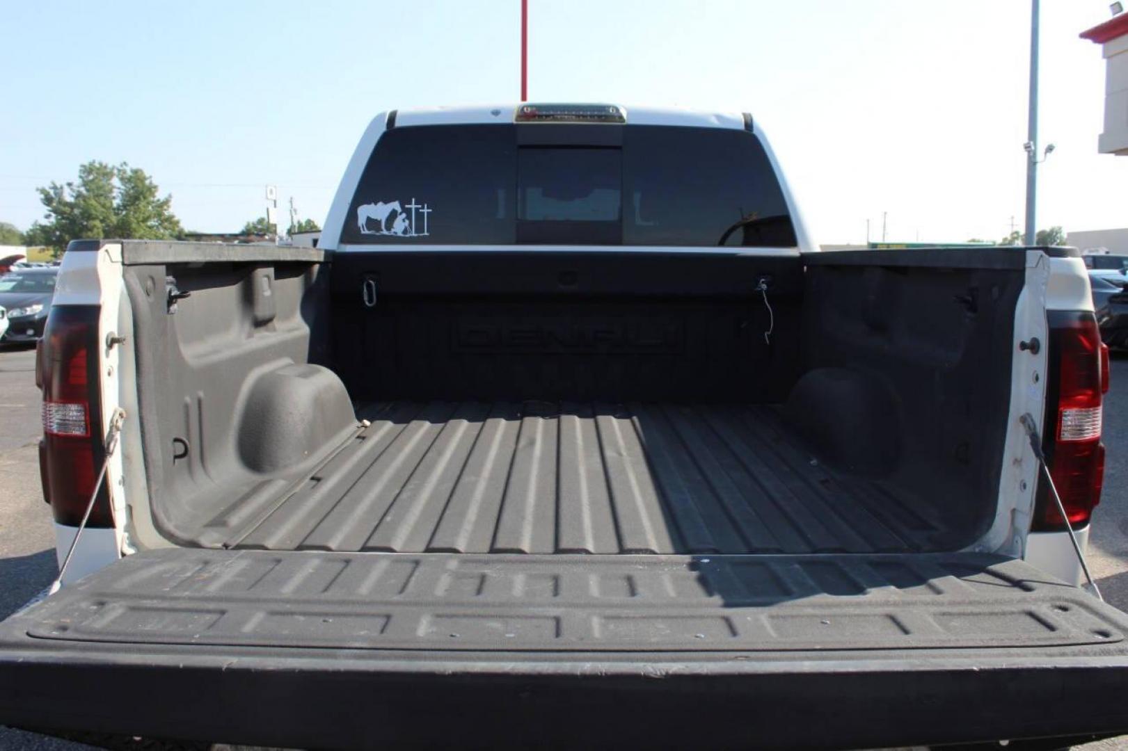 2015 White GMC Sierra 1500 Denali Crew Cab Short Box 4WD (3GTU2WECXFG) with an 5.3L V8 OHV 16V engine, 6-Speed Automatic transmission, located at 4301 NW 39th , Oklahoma City, OK, 73112, (405) 949-5600, 35.512135, -97.598671 - NO DRIVERS LICENCE -NO FULL COVERAGE INSURANCE - NO CREDIT CHECK. COME ON OVER TO SUPERSPORTS, TAKE A LOOK AND TEST DRIVE. PLEASE GIVE US A CALL AT (405) 949-5600. NO LICENCIA DE CONDUCIR - NO SEGURO DE COBERTURA TOTAL - NO VERIFICACION DE CREDITO. VISITENOS EN SUPERSPORTS, MIRE NUESTRO - Photo#12