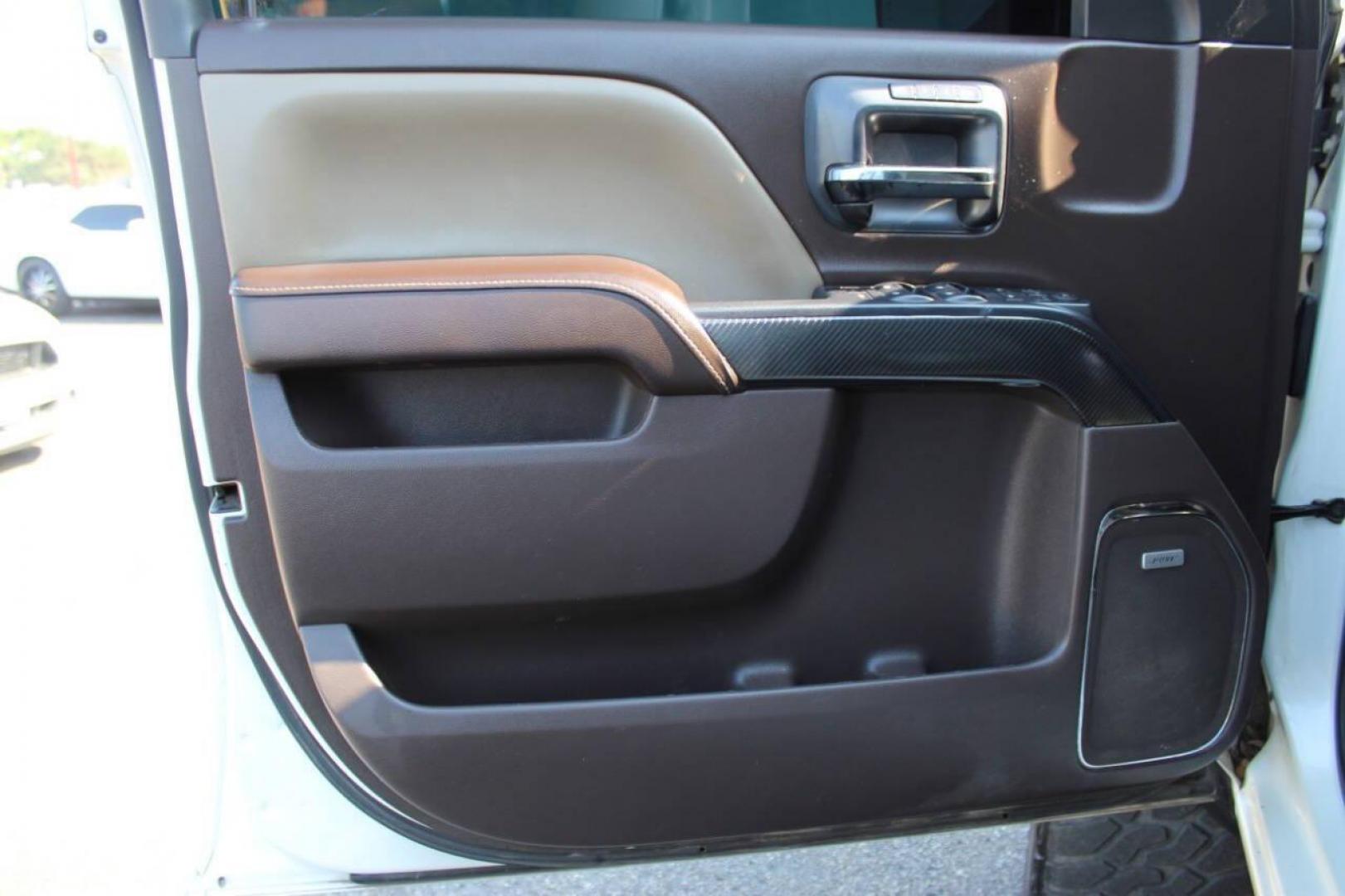 2015 White GMC Sierra 1500 Denali Crew Cab Short Box 4WD (3GTU2WECXFG) with an 5.3L V8 OHV 16V engine, 6-Speed Automatic transmission, located at 4301 NW 39th , Oklahoma City, OK, 73112, (405) 949-5600, 35.512135, -97.598671 - NO DRIVERS LICENCE -NO FULL COVERAGE INSURANCE - NO CREDIT CHECK. COME ON OVER TO SUPERSPORTS, TAKE A LOOK AND TEST DRIVE. PLEASE GIVE US A CALL AT (405) 949-5600. NO LICENCIA DE CONDUCIR - NO SEGURO DE COBERTURA TOTAL - NO VERIFICACION DE CREDITO. VISITENOS EN SUPERSPORTS, MIRE NUESTRO - Photo#16