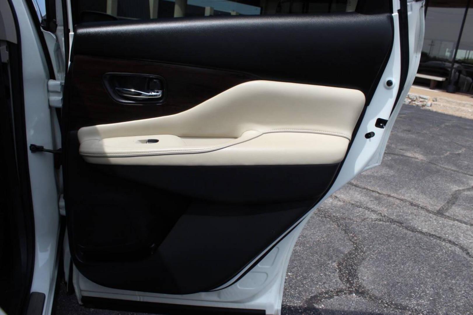 2020 White Nissan Murano Platinum AWD (5N1AZ2DS6LN) with an 3.5L V6 DOHC 24V engine, CVT transmission, located at 4301 NW 39th , Oklahoma City, OK, 73112, (405) 949-5600, 35.512135, -97.598671 - NO DRIVERS LICENCE -NO FULL COVERAGE INSURANCE - NO CREDIT CHECK. COME ON OVER TO SUPERSPORTS, TAKE A LOOK AND TEST DRIVE. PLEASE GIVE US A CALL AT (405) 949-5600. NO LICENCIA DE CONDUCIR - NO SEGURO DE COBERTURA TOTAL - NO VERIFICACION DE CREDITO. VISITENOS EN SUPERSPORTS, MIRE NUESTRO - Photo#12
