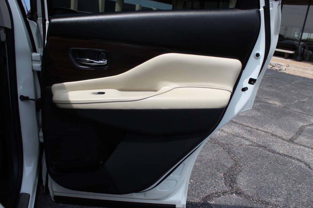 2020 White Nissan Murano Platinum AWD (5N1AZ2DS6LN) with an 3.5L V6 DOHC 24V engine, CVT transmission, located at 4301 NW 39th , Oklahoma City, OK, 73112, (405) 949-5600, 35.512135, -97.598671 - NO DRIVERS LICENCE -NO FULL COVERAGE INSURANCE - NO CREDIT CHECK. COME ON OVER TO SUPERSPORTS, TAKE A LOOK AND TEST DRIVE. PLEASE GIVE US A CALL AT (405) 949-5600. NO LICENCIA DE CONDUCIR - NO SEGURO DE COBERTURA TOTAL - NO VERIFICACION DE CREDITO. VISITENOS EN SUPERSPORTS, MIRE NUESTRO - Photo#11