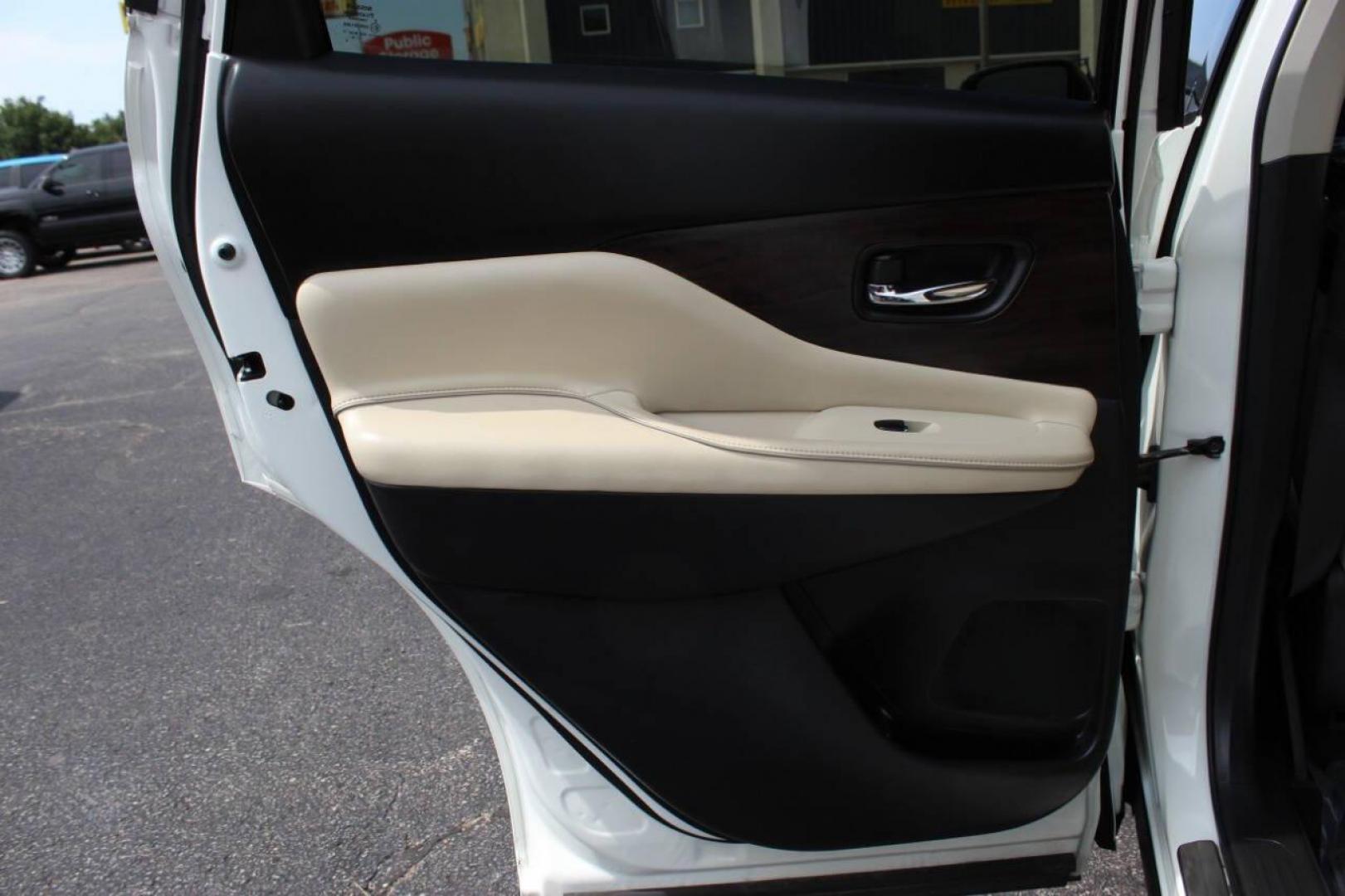2020 White Nissan Murano Platinum AWD (5N1AZ2DS6LN) with an 3.5L V6 DOHC 24V engine, CVT transmission, located at 4301 NW 39th , Oklahoma City, OK, 73112, (405) 949-5600, 35.512135, -97.598671 - NO DRIVERS LICENCE -NO FULL COVERAGE INSURANCE - NO CREDIT CHECK. COME ON OVER TO SUPERSPORTS, TAKE A LOOK AND TEST DRIVE. PLEASE GIVE US A CALL AT (405) 949-5600. NO LICENCIA DE CONDUCIR - NO SEGURO DE COBERTURA TOTAL - NO VERIFICACION DE CREDITO. VISITENOS EN SUPERSPORTS, MIRE NUESTRO - Photo#15
