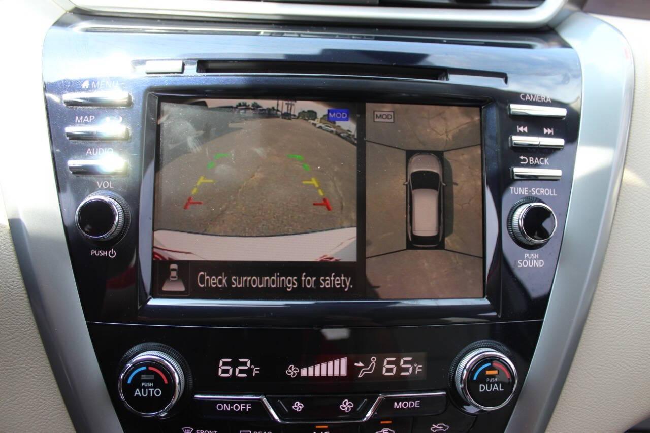 2020 White Nissan Murano Platinum AWD (5N1AZ2DS6LN) with an 3.5L V6 DOHC 24V engine, CVT transmission, located at 4301 NW 39th , Oklahoma City, OK, 73112, (405) 949-5600, 35.512135, -97.598671 - NO DRIVERS LICENCE -NO FULL COVERAGE INSURANCE - NO CREDIT CHECK. COME ON OVER TO SUPERSPORTS, TAKE A LOOK AND TEST DRIVE. PLEASE GIVE US A CALL AT (405) 949-5600. NO LICENCIA DE CONDUCIR - NO SEGURO DE COBERTURA TOTAL - NO VERIFICACION DE CREDITO. VISITENOS EN SUPERSPORTS, MIRE NUESTRO - Photo#19