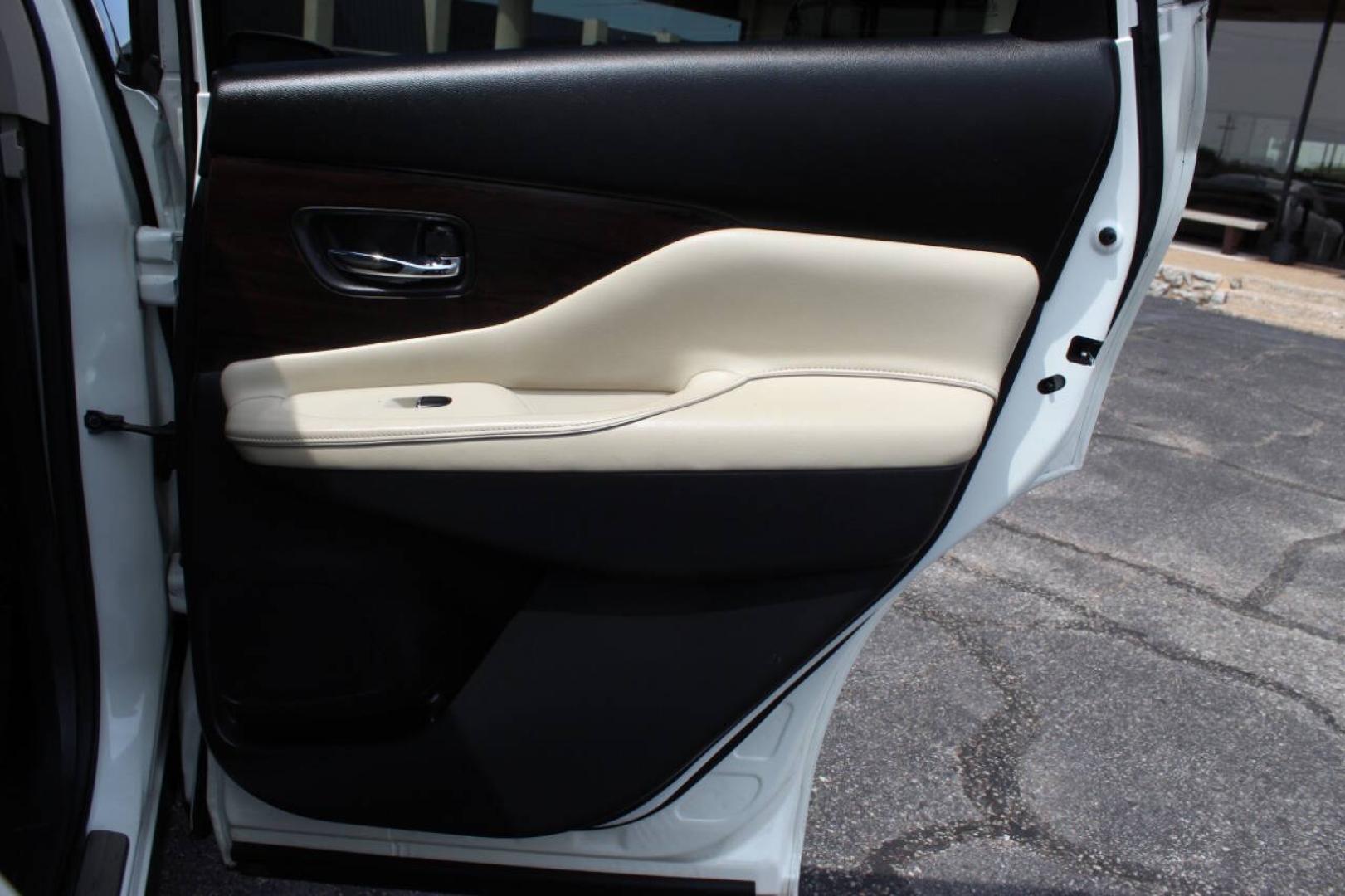 2020 White Nissan Murano Platinum AWD (5N1AZ2DS6LN) with an 3.5L V6 3.5L V6 engine, CVT 7-Speed transmission, located at 4301 NW 39th , Oklahoma City, OK, 73112, (405) 949-5600, 35.512135, -97.598671- Photo#11