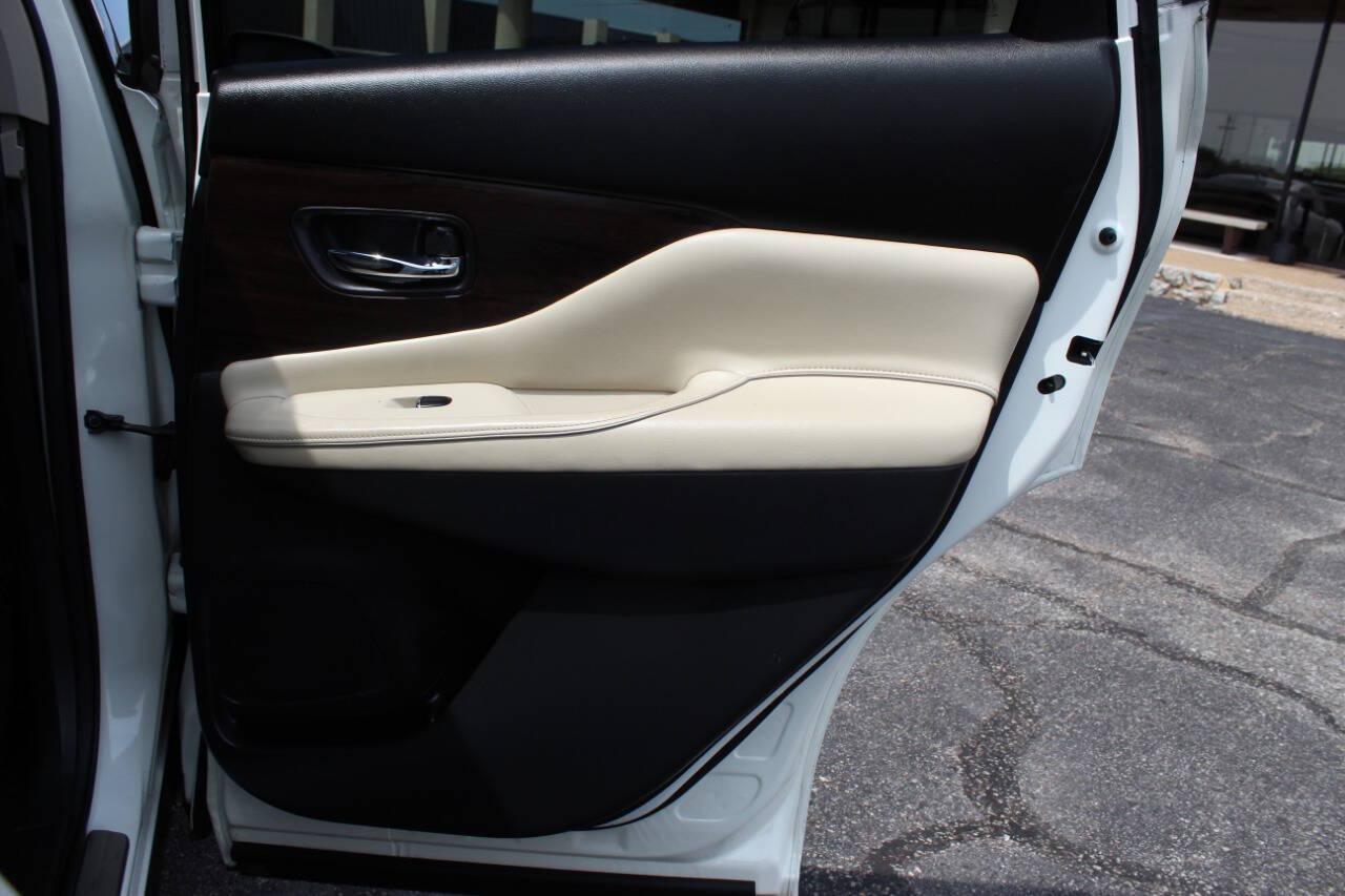 2020 White Nissan Murano Platinum AWD (5N1AZ2DS6LN) with an 3.5L V6 3.5L V6 engine, CVT 7-Speed transmission, located at 4301 NW 39th , Oklahoma City, OK, 73112, (405) 949-5600, 35.512135, -97.598671 - Hablamos espaol. SPEND SMART --- BUY FROM SUPER SPORTS. ALL PRICES, DOWN PAYMENTS, PAYMENTS, AND FINANCE TERMS ARE NEGOTIABLE AT THE TIME OF APPROVAL. WE WILL WORK WITH YOU TO FIT YOUR BUDGET. WE WILL EVEN LOWER AND ADJUST THE NUMBERS TO HELP MAKE THE VEHICLE MORE AFFORDABLE FOR YOU.- Photo#11