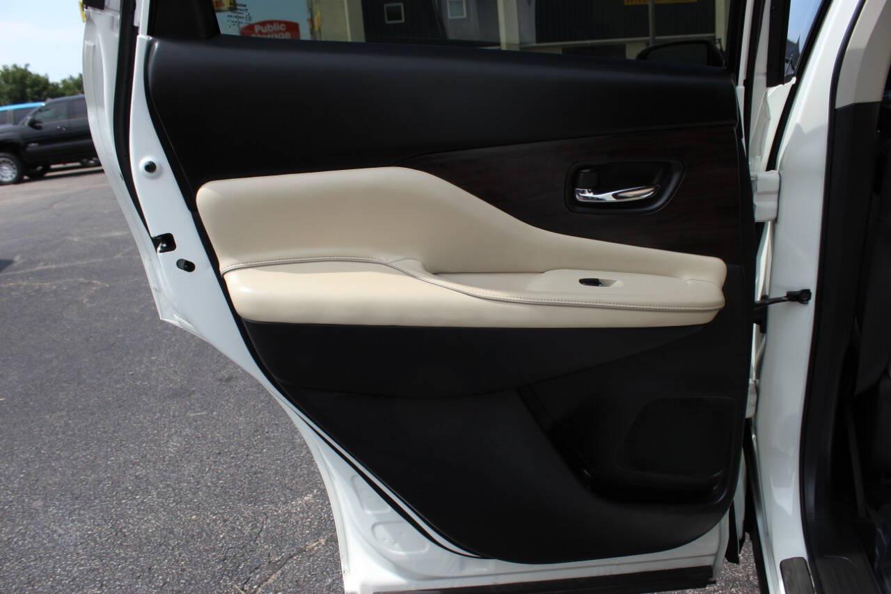 2020 White Nissan Murano Platinum AWD (5N1AZ2DS6LN) with an 3.5L V6 3.5L V6 engine, CVT 7-Speed transmission, located at 4301 NW 39th , Oklahoma City, OK, 73112, (405) 949-5600, 35.512135, -97.598671 - Hablamos espaol. SPEND SMART --- BUY FROM SUPER SPORTS. ALL PRICES, DOWN PAYMENTS, PAYMENTS, AND FINANCE TERMS ARE NEGOTIABLE AT THE TIME OF APPROVAL. WE WILL WORK WITH YOU TO FIT YOUR BUDGET. WE WILL EVEN LOWER AND ADJUST THE NUMBERS TO HELP MAKE THE VEHICLE MORE AFFORDABLE FOR YOU.- Photo#14
