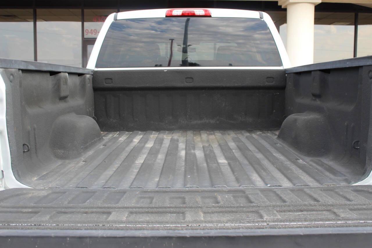 2014 Silver Chevrolet Silverado 1500 1LT Crew Cab 4WD (3GCUKREC8EG) with an 5.3L V8 OHV 16V engine, 6-Speed Automatic transmission, located at 4301 NW 39th , Oklahoma City, OK, 73112, (405) 949-5600, 35.512135, -97.598671 - NO DRIVERS LICENCE -NO FULL COVERAGE INSURANCE - NO CREDIT CHECK. COME ON OVER TO SUPERSPORTS, TAKE A LOOK AND TEST DRIVE. PLEASE GIVE US A CALL AT (405) 949-5600. NO LICENCIA DE CONDUCIR - NO SEGURO DE COBERTURA TOTAL - NO VERIFICACION DE CREDITO. VISITENOS EN SUPERSPORTS, MIRE NUESTRO - Photo#12