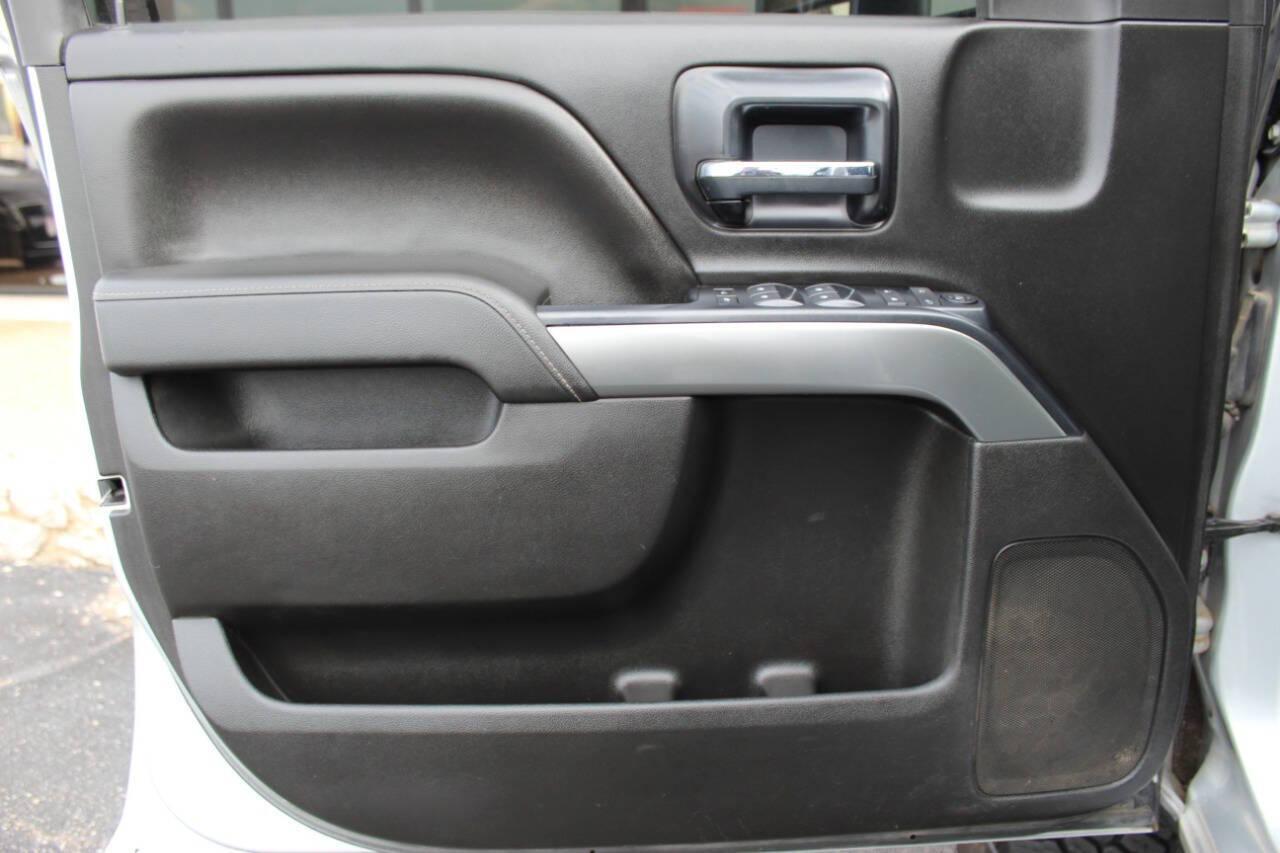 2014 Silver Chevrolet Silverado 1500 1LT Crew Cab 4WD (3GCUKREC8EG) with an 5.3L V8 OHV 16V engine, 6-Speed Automatic transmission, located at 4301 NW 39th , Oklahoma City, OK, 73112, (405) 949-5600, 35.512135, -97.598671 - NO DRIVERS LICENCE -NO FULL COVERAGE INSURANCE - NO CREDIT CHECK. COME ON OVER TO SUPERSPORTS, TAKE A LOOK AND TEST DRIVE. PLEASE GIVE US A CALL AT (405) 949-5600. NO LICENCIA DE CONDUCIR - NO SEGURO DE COBERTURA TOTAL - NO VERIFICACION DE CREDITO. VISITENOS EN SUPERSPORTS, MIRE NUESTRO - Photo#16