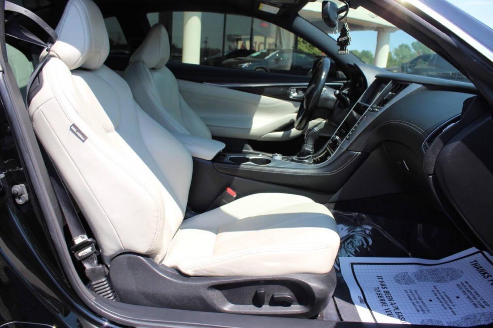 2018 Black Infiniti Q60 3.0t Sport (JN1EV7EK2JM) with an 3.0L V6 DOHC 24V TURBO engine, 7A transmission, located at 4301 NW 39th , Oklahoma City, OK, 73112, (405) 949-5600, 35.512135, -97.598671 - NO DRIVERS LICENCE -NO FULL COVERAGE INSURANCE - NO CREDIT CHECK. COME ON OVER TO SUPERSPORTS, TAKE A LOOK AND TEST DRIVE. PLEASE GIVE US A CALL AT (405) 949-5600. NO LICENCIA DE CONDUCIR - NO SEGURO DE COBERTURA TOTAL - NO VERIFICACION DE CREDITO. VISITENOS EN SUPERSPORTS, MIRE NUESTRO - Photo#8