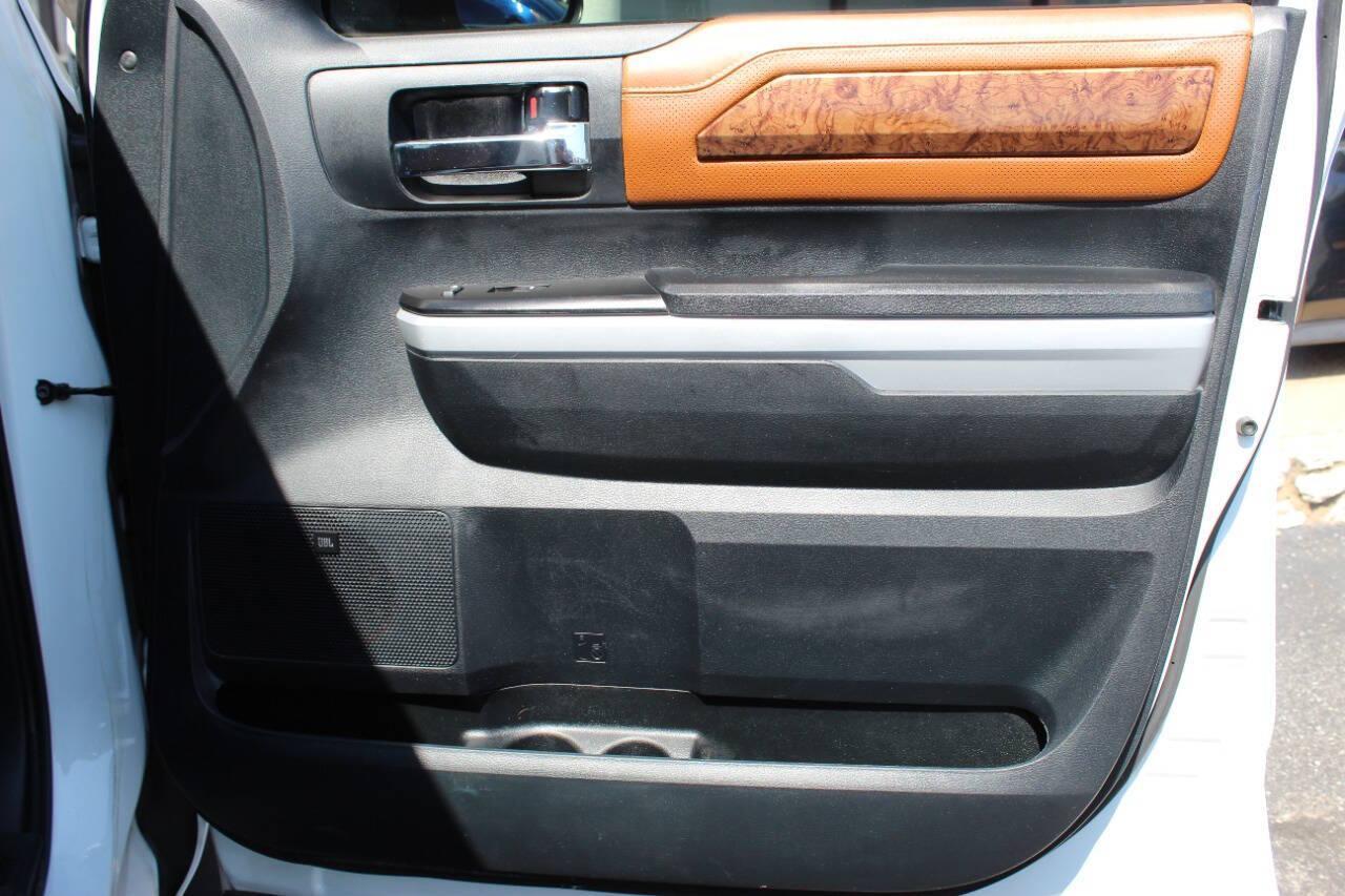 2018 White Toyota Tundra Platinum CrewMax 5.7L FFV 4WD (5TFAW5F12JX) with an 5.7L V8 DOHC 32V engine, 6A transmission, located at 4301 NW 39th , Oklahoma City, OK, 73112, (405) 949-5600, 35.512135, -97.598671 - NO DRIVERS LICENCE -NO FULL COVERAGE INSURANCE - NO CREDIT CHECK. COME ON OVER TO SUPERSPORTS, TAKE A LOOK AND TEST DRIVE. PLEASE GIVE US A CALL AT (405) 949-5600. NO LICENCIA DE CONDUCIR - NO SEGURO DE COBERTURA TOTAL - NO VERIFICACION DE CREDITO. VISITENOS EN SUPERSPORTS, MIRE NUESTRO - Photo#9