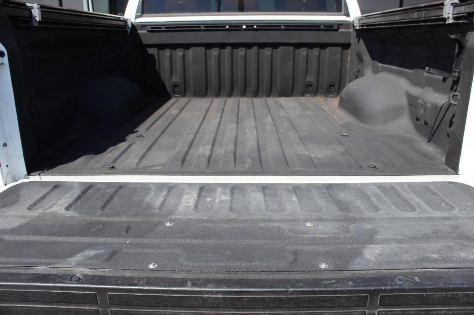 2018 White Toyota Tundra Platinum CrewMax 5.7L FFV 4WD (5TFAW5F12JX) with an 5.7L V8 DOHC 32V engine, 6A transmission, located at 4301 NW 39th , Oklahoma City, OK, 73112, (405) 949-5600, 35.512135, -97.598671 - NO DRIVERS LICENCE -NO FULL COVERAGE INSURANCE - NO CREDIT CHECK. COME ON OVER TO SUPERSPORTS, TAKE A LOOK AND TEST DRIVE. PLEASE GIVE US A CALL AT (405) 949-5600. NO LICENCIA DE CONDUCIR - NO SEGURO DE COBERTURA TOTAL - NO VERIFICACION DE CREDITO. VISITENOS EN SUPERSPORTS, MIRE NUESTRO - Photo#12