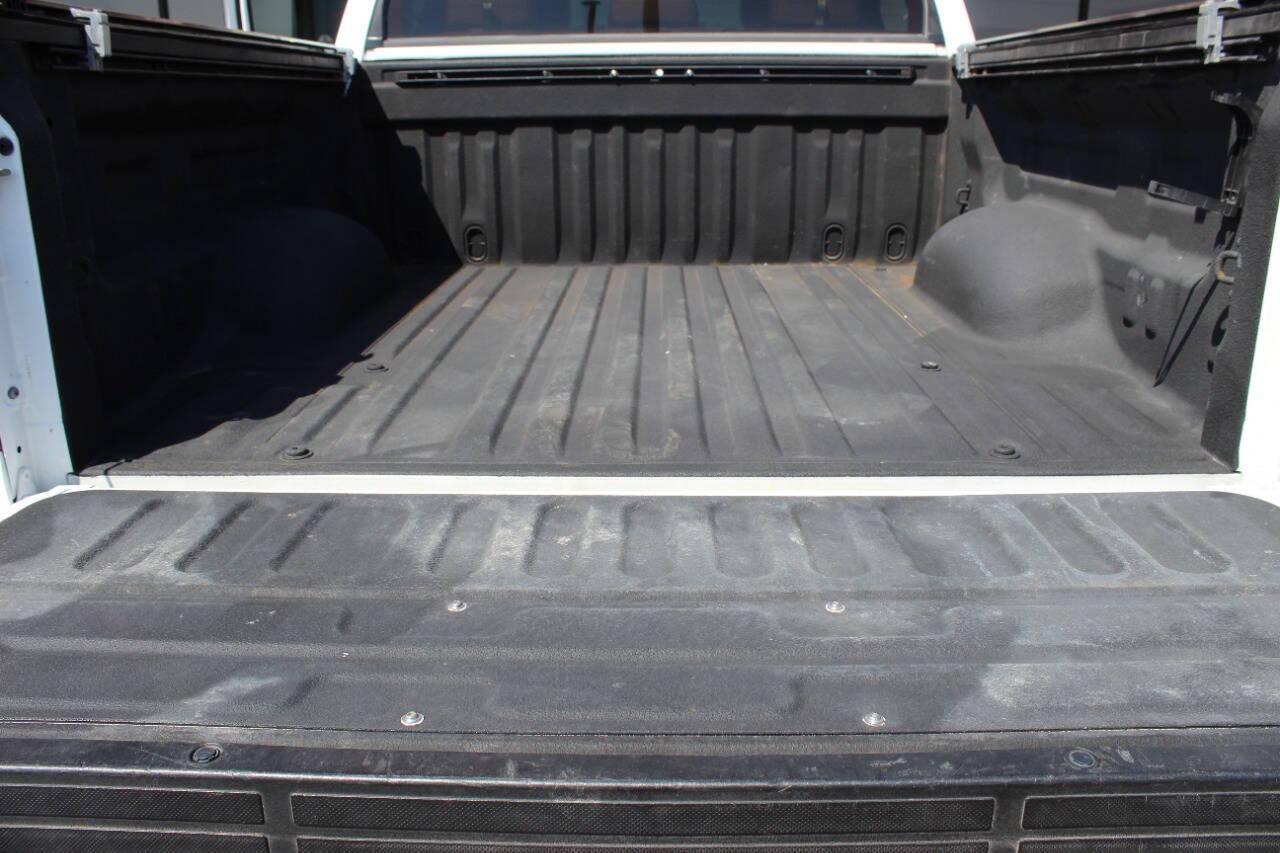 2018 White Toyota Tundra Platinum CrewMax 5.7L FFV 4WD (5TFAW5F12JX) with an 5.7L V8 DOHC 32V engine, 6A transmission, located at 4301 NW 39th , Oklahoma City, OK, 73112, (405) 949-5600, 35.512135, -97.598671 - NO DRIVERS LICENCE -NO FULL COVERAGE INSURANCE - NO CREDIT CHECK. COME ON OVER TO SUPERSPORTS, TAKE A LOOK AND TEST DRIVE. PLEASE GIVE US A CALL AT (405) 949-5600. NO LICENCIA DE CONDUCIR - NO SEGURO DE COBERTURA TOTAL - NO VERIFICACION DE CREDITO. VISITENOS EN SUPERSPORTS, MIRE NUESTRO - Photo#12