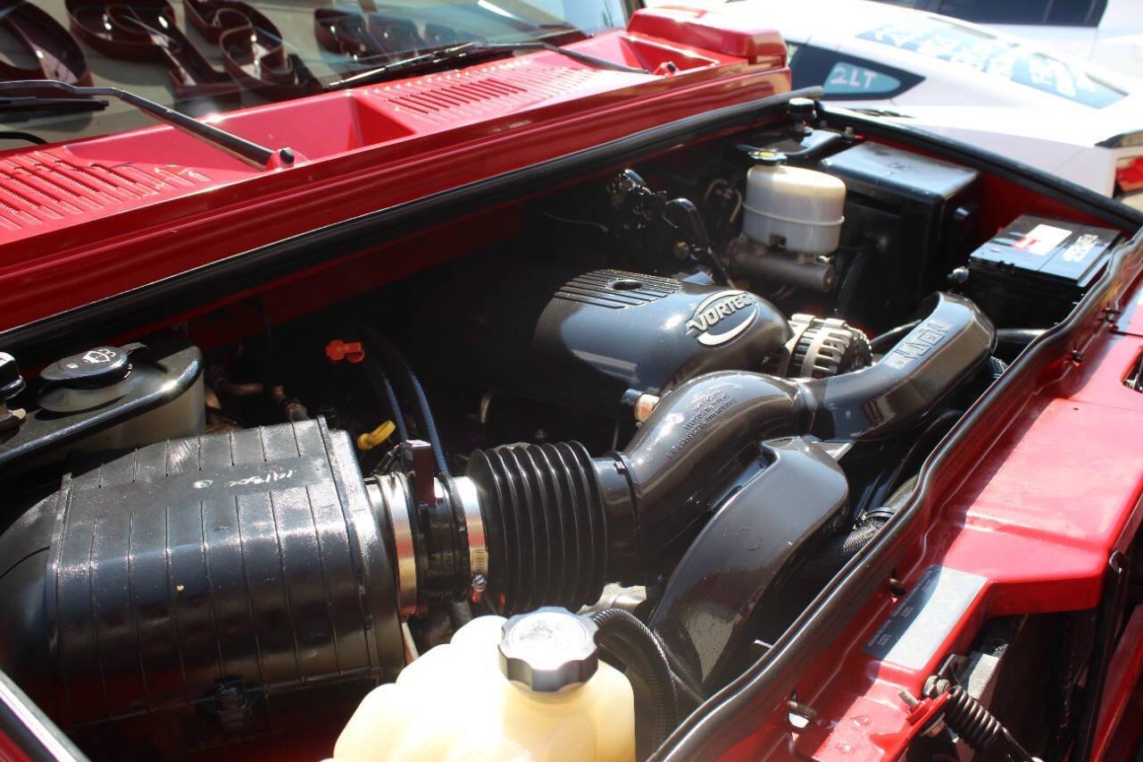 2005 Red Hummer H2 SUT (5GRGN22U05H) with an 6.0L V8 OHV 16V engine, 4-Speed Automatic Overdrive transmission, located at 4301 NW 39th , Oklahoma City, OK, 73112, (405) 949-5600, 35.512135, -97.598671 - NO DRIVERS LICENCE NO-FULL COVERAGE INSURANCE-NO CREDIT CHECK. COME ON OVER TO SUPERSPORTS AND TAKE A LOOK AND TEST DRIVE. PLEASE GIVE US A CALL AT (405) 949-5600. NO LICENSIA DE MANEJAR- NO SEGURO DE COBERTURA TOTAL- NO VERIFICACCION DE CREDITO. POR FAVOR VENGAN A SUPERSPORTS, ECHE UN - Photo#8